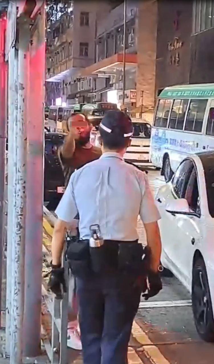 該名非華裔男子見到途人用手機拍片，立即舉起中指，再次爆粗「X你老X」。（網上影片截圖）