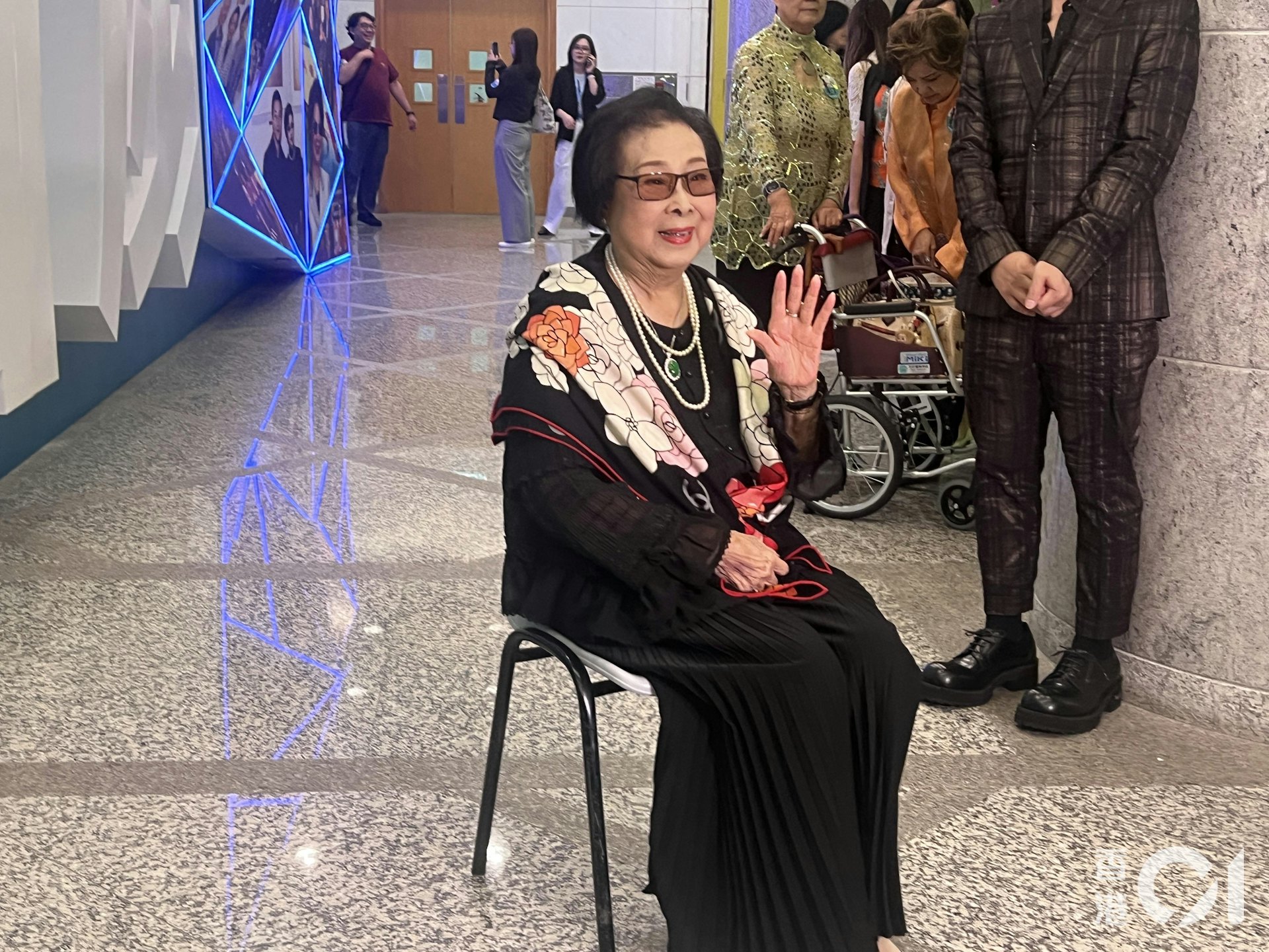 卿姐叫姪孫帶佢睇修哥演唱會。