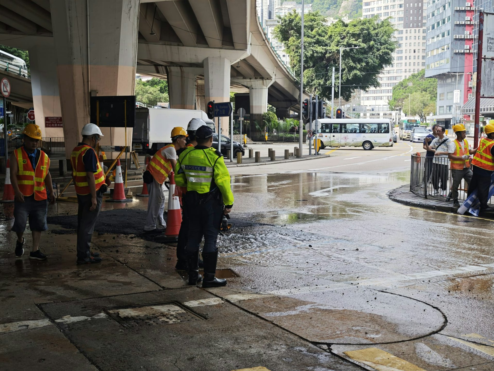 地下水管爆裂,有食水湧出路面。 地下水管爆裂,有食水湧出路面。