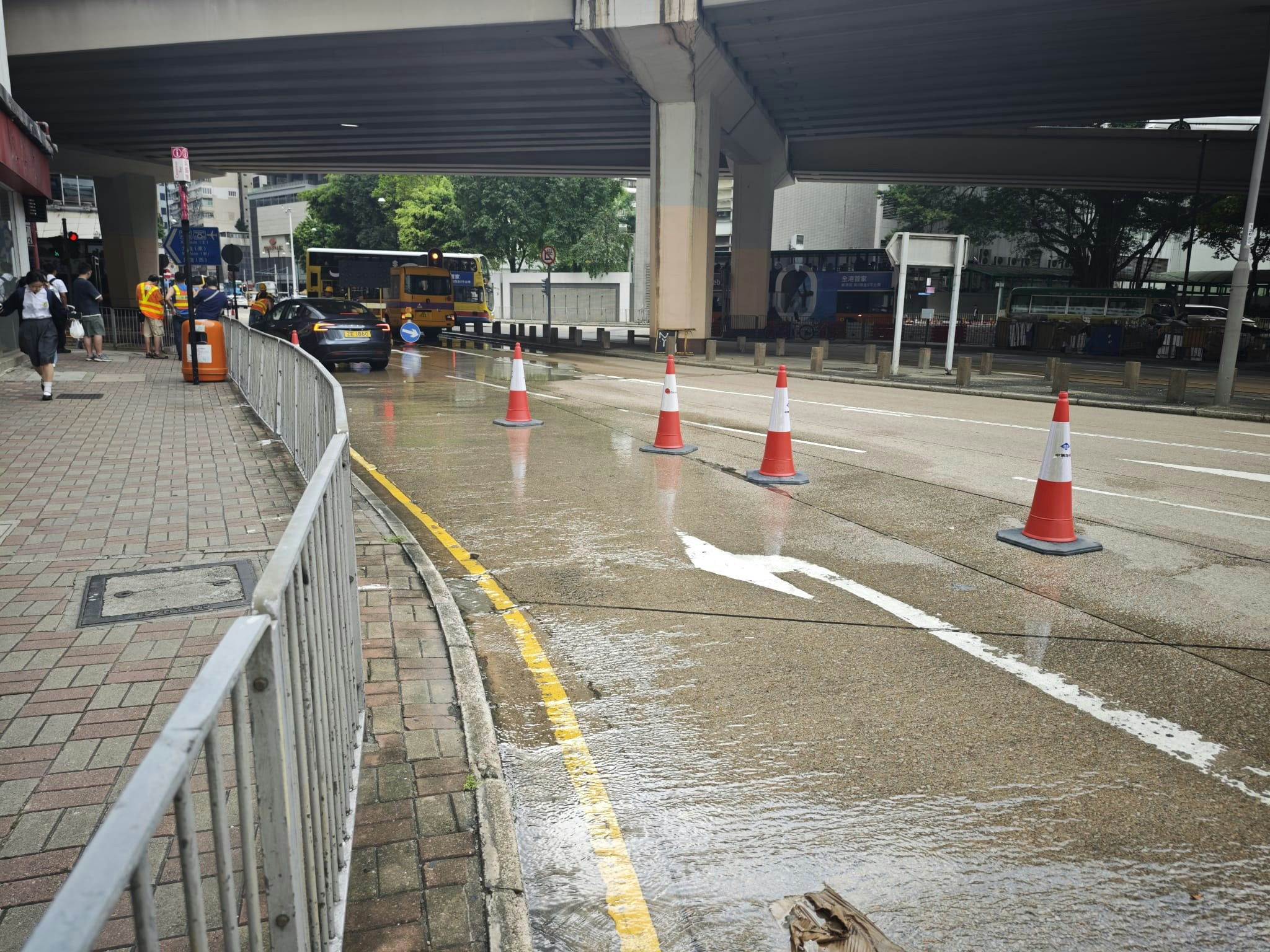 地下水管爆裂，有食水湧出路面。
