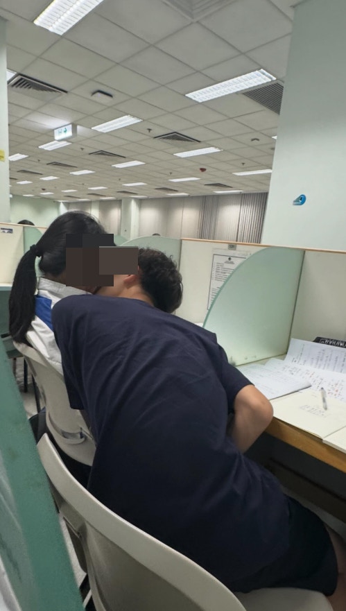 男方以扭身姿態把臉部緊貼女方「激吻」,女方臉部及身體都似乎未有轉身迎合男方舉動。(Threads@heyimissualottt) 男方以扭身姿態把臉部緊貼女方「激吻」,女方臉部及身體都似乎未有轉身迎合男方舉動。(Threads@heyimissualottt)