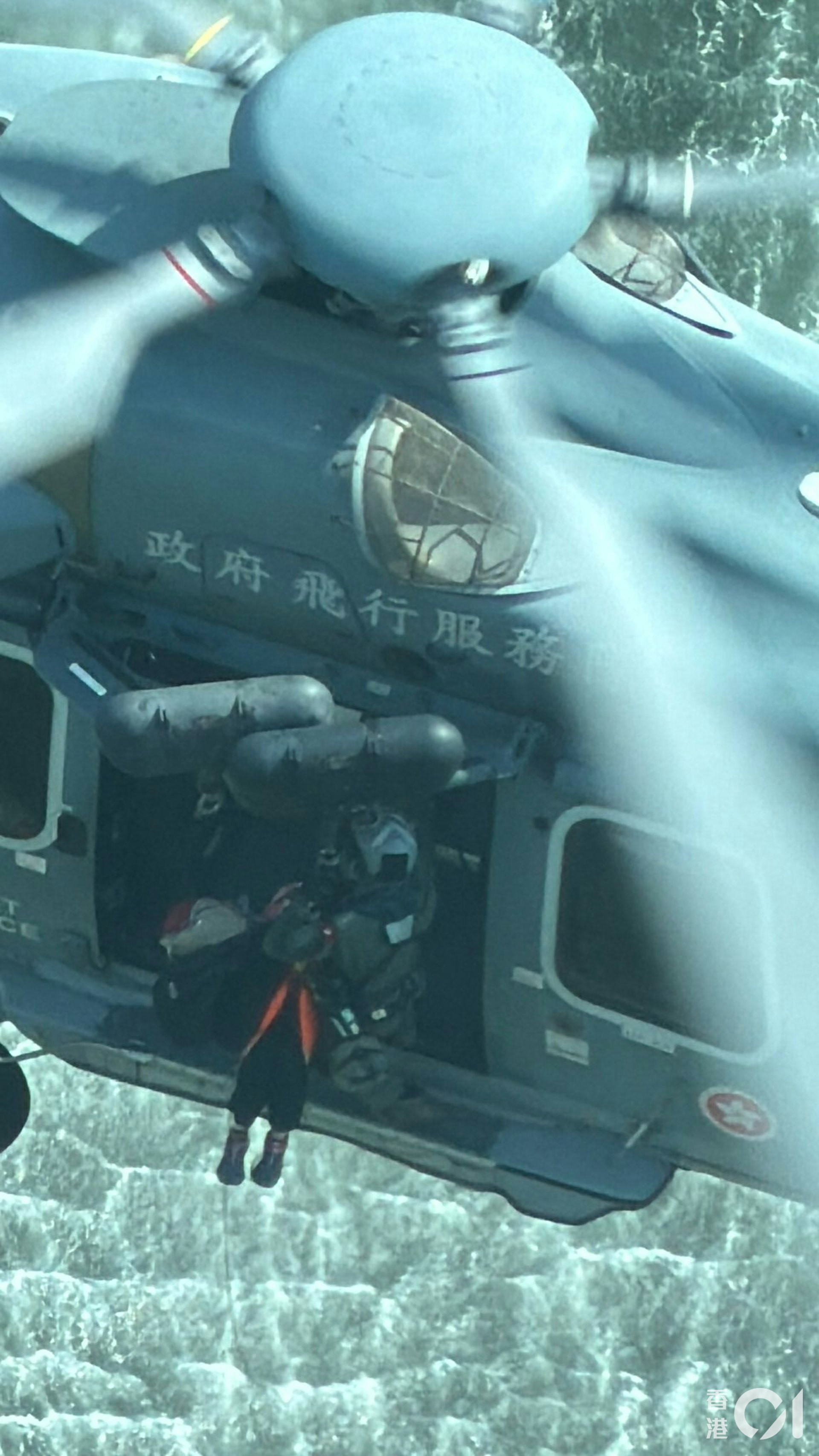 3名女長者疑迷路中暑,獲政府飛行服務隊救起。(讀者提供) 3名女長者疑迷路中暑,獲政府飛行服務隊救起。(讀者提供)