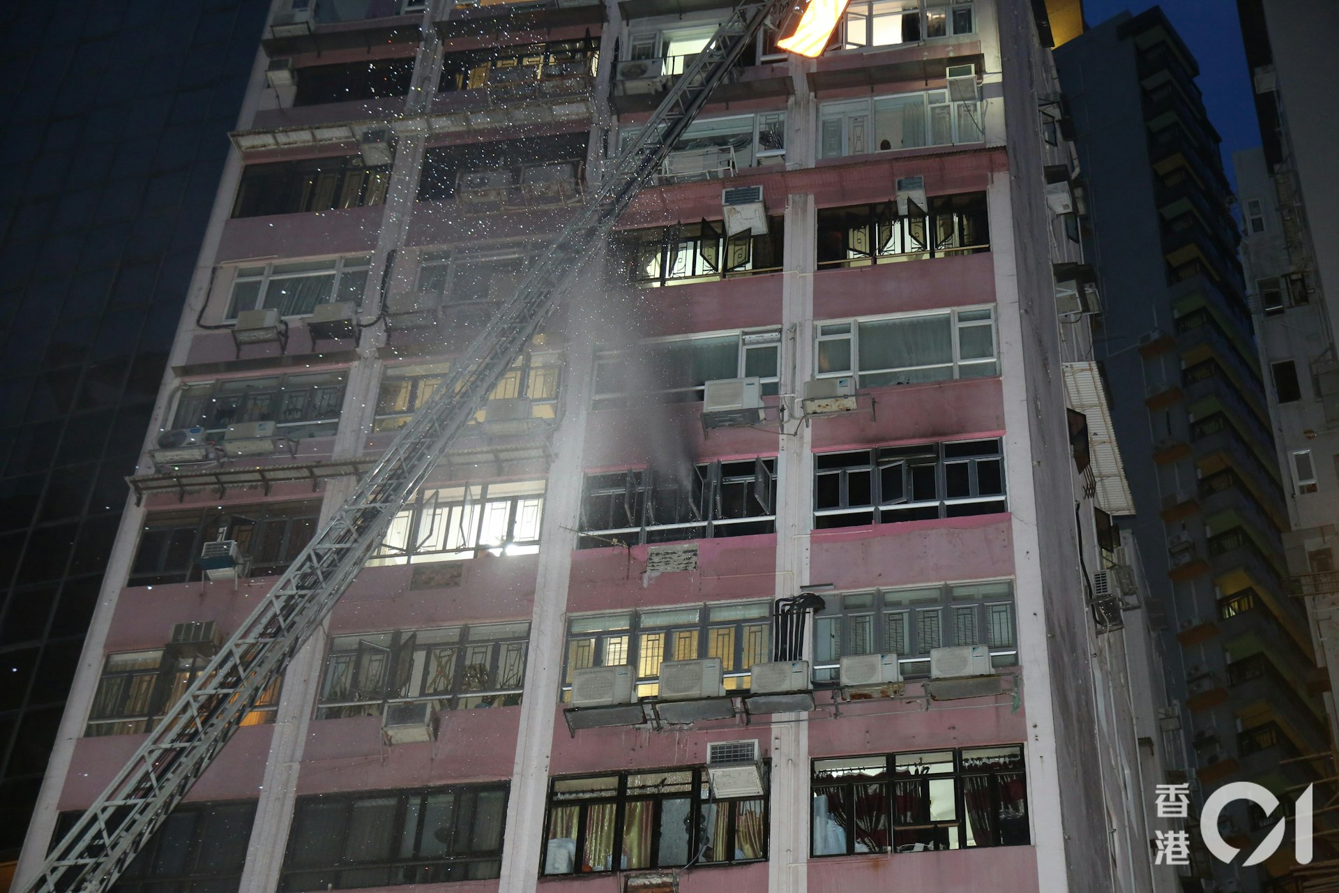 消防接報到場出動一條喉和一隊煙帽隊灌救。(陳永武攝) 消防接報到場出動一條喉和一隊煙帽隊灌救。(陳永武攝)
