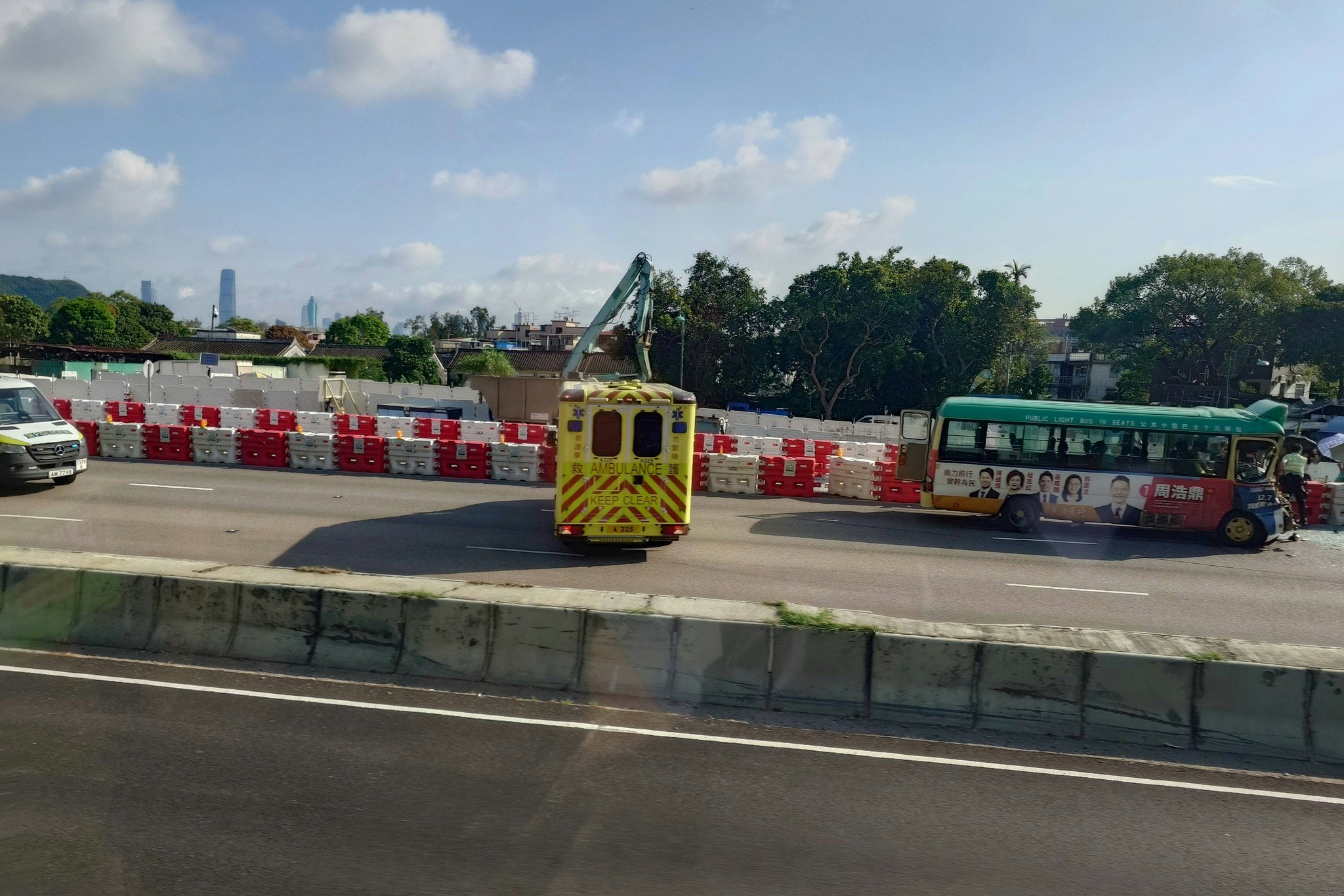 綠van車頭嚴重損毀，救護車到場救治。（Wilson Poon/馬路的事討論區圖片）