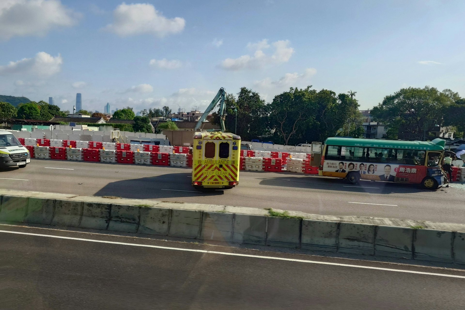 綠van車頭嚴重損毀,救護車到場救治。(Wilson Poon/馬路的事討論區圖片) 綠van車頭嚴重損毀,救護車到場救治。(Wilson Poon/馬路的事討論區圖片)