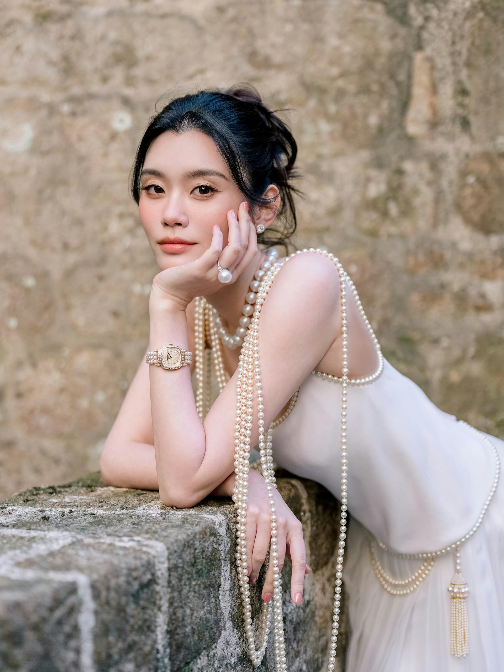有传奚梦瑶佩戴的澳白珍珠颈链同样来自梁安琪。(IG@mingxi11)