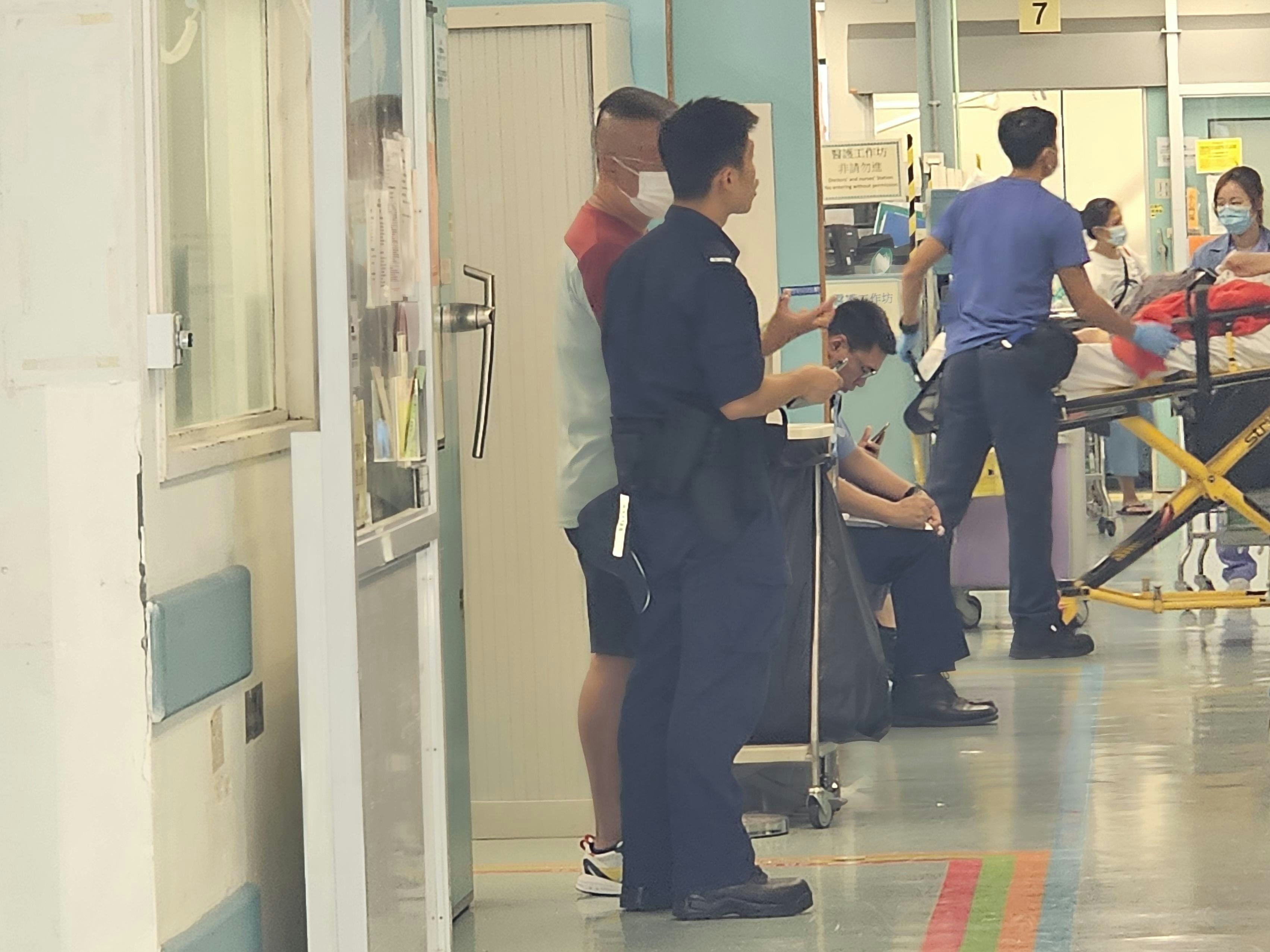 水警在醫院協院調查事件。