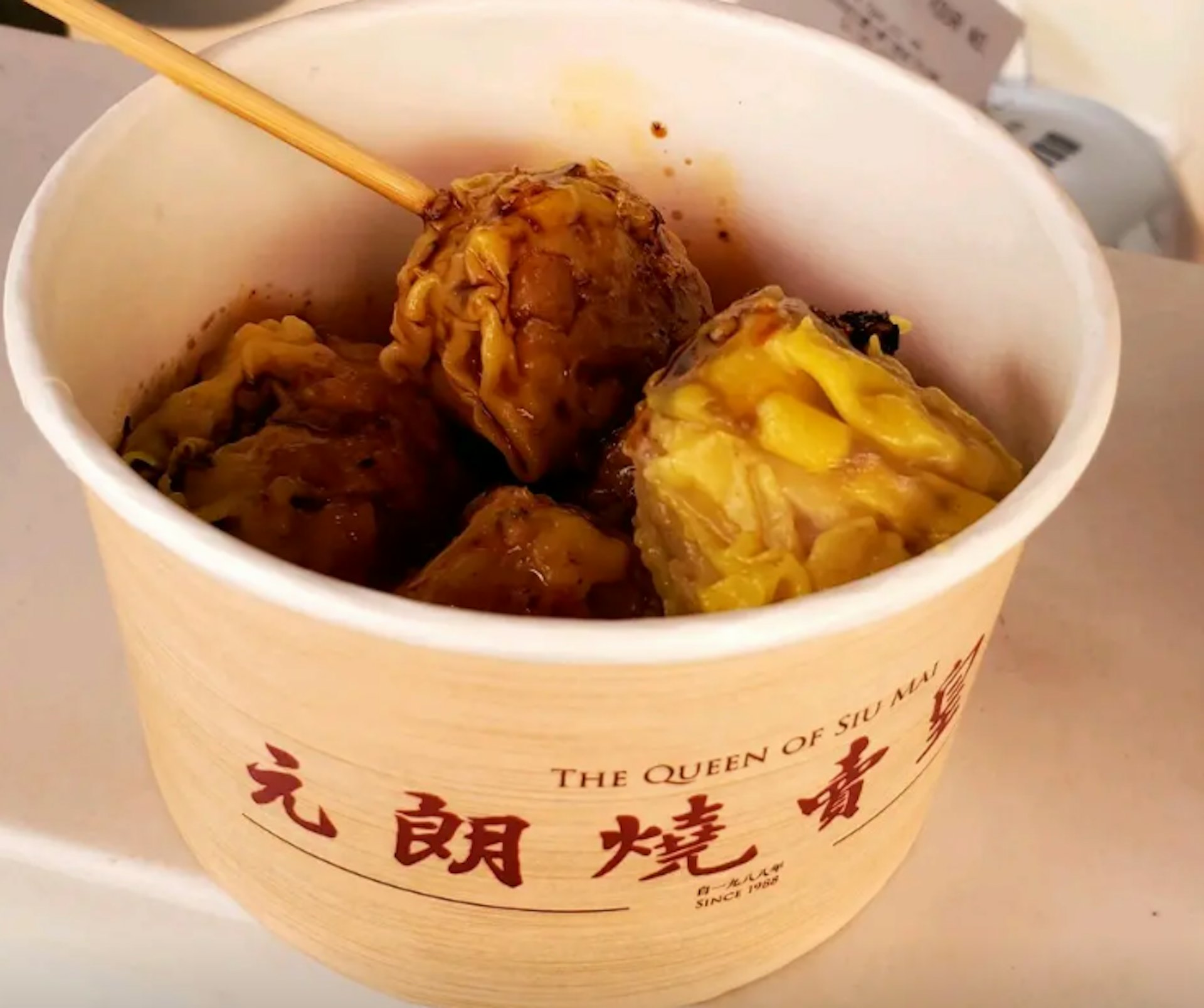 「元朗燒賣皇後」前身為「妙舒」小食店,1988年由李林佩君創立,以香菇豬肉燒賣起家。(Openrice圖片) 「元朗燒賣皇後」前身為「妙舒」小食店,1988年由李林佩君創立,以香菇豬肉燒賣起家。(Openrice圖片)