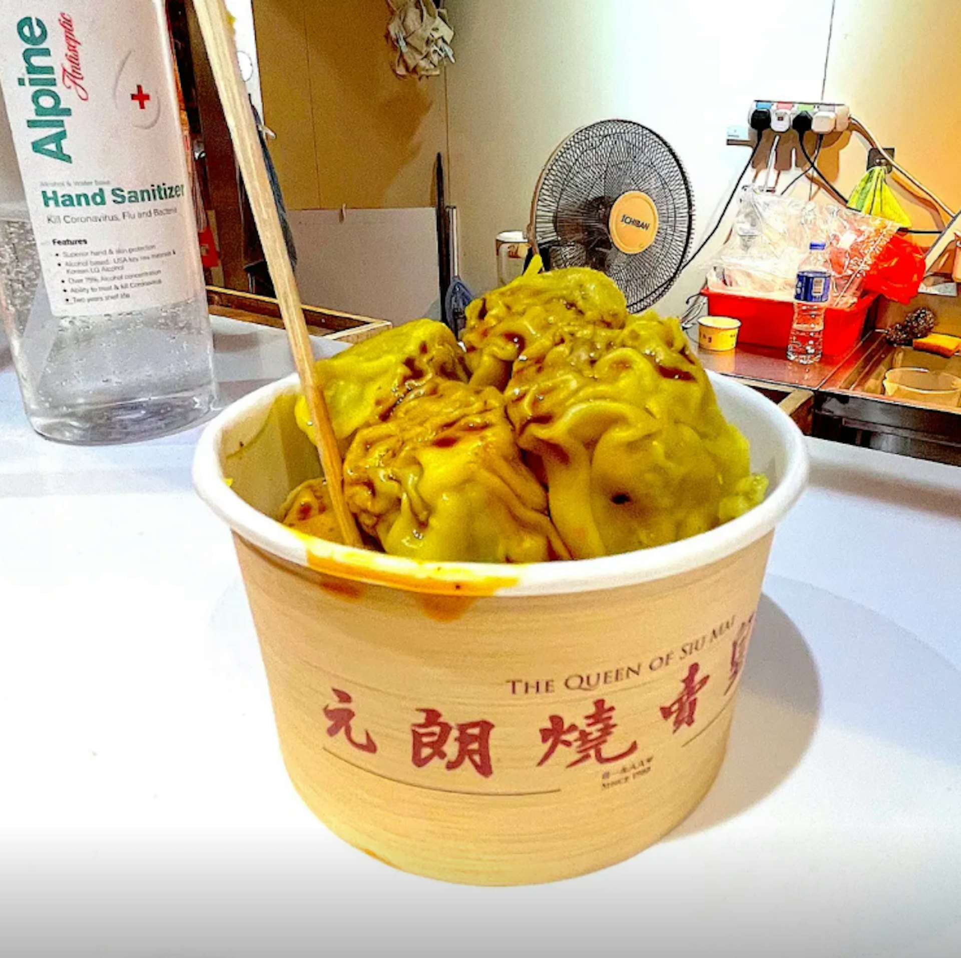 「元朗燒賣皇後」前身為「妙舒」小食店,1988年由李林佩君創立,以香菇豬肉燒賣起家。(Openrice圖片) 「元朗燒賣皇後」前身為「妙舒」小食店,1988年由李林佩君創立,以香菇豬肉燒賣起家。(Openrice圖片)