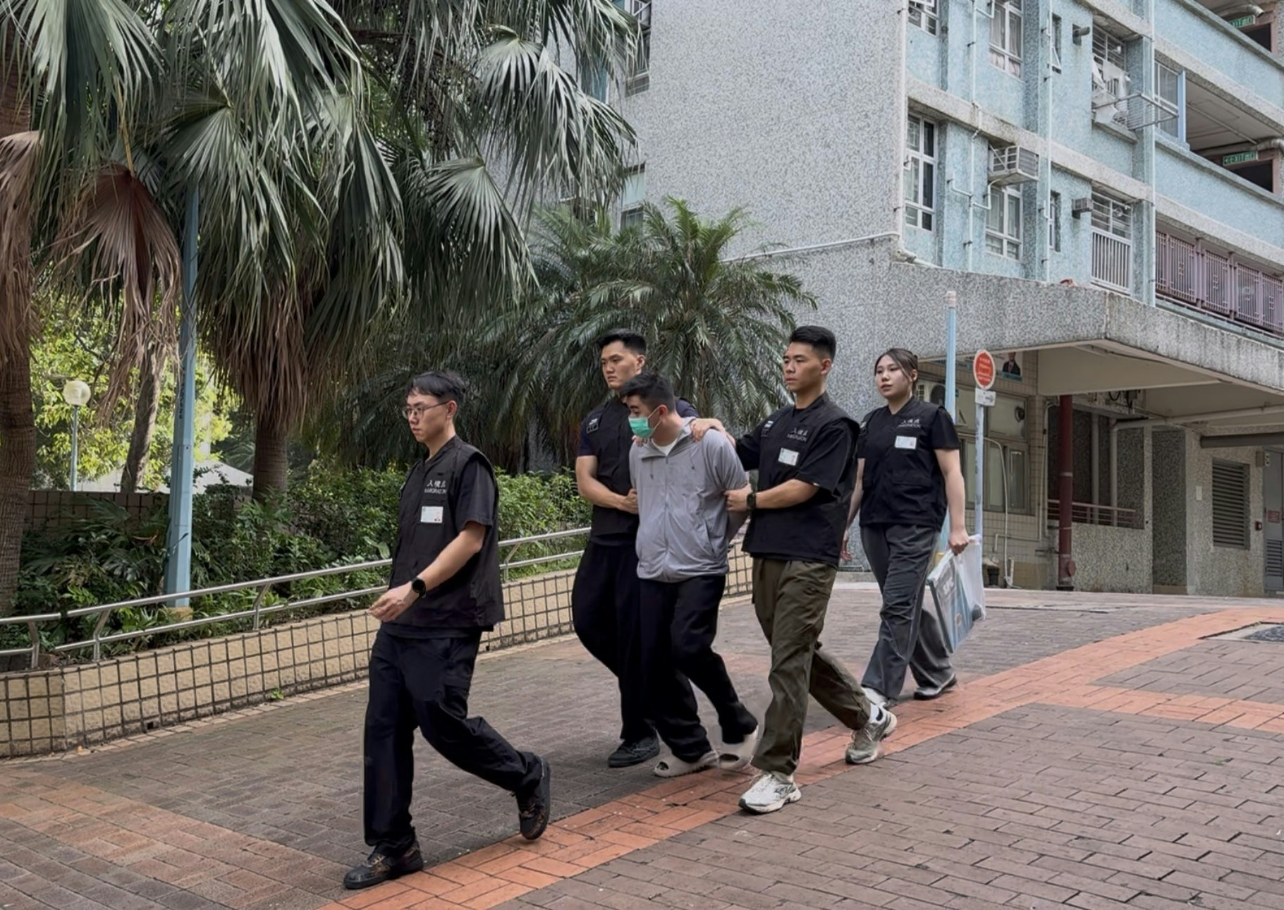 行動中，一共拘捕12名懷疑非法勞工及1名涉嫌聘用非法勞工的僱主。（入境處提供）