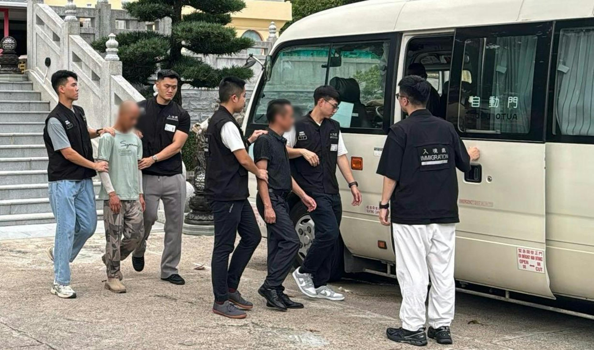 處方以「放蛇」手法於社交平臺上喬裝成顧客查詢及預訂有關服務,其後於非法勞工來港提供服務時將其拘捕。(入境處提供) 處方以「放蛇」手法於社交平臺上喬裝成顧客查詢及預訂有關服務,其後於非法勞工來港提供服務時將其拘捕。(入境處提供)