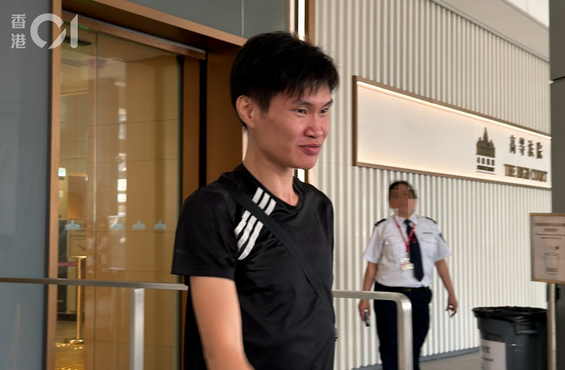 曾焌熙最終由警方車輛送到高等法院。