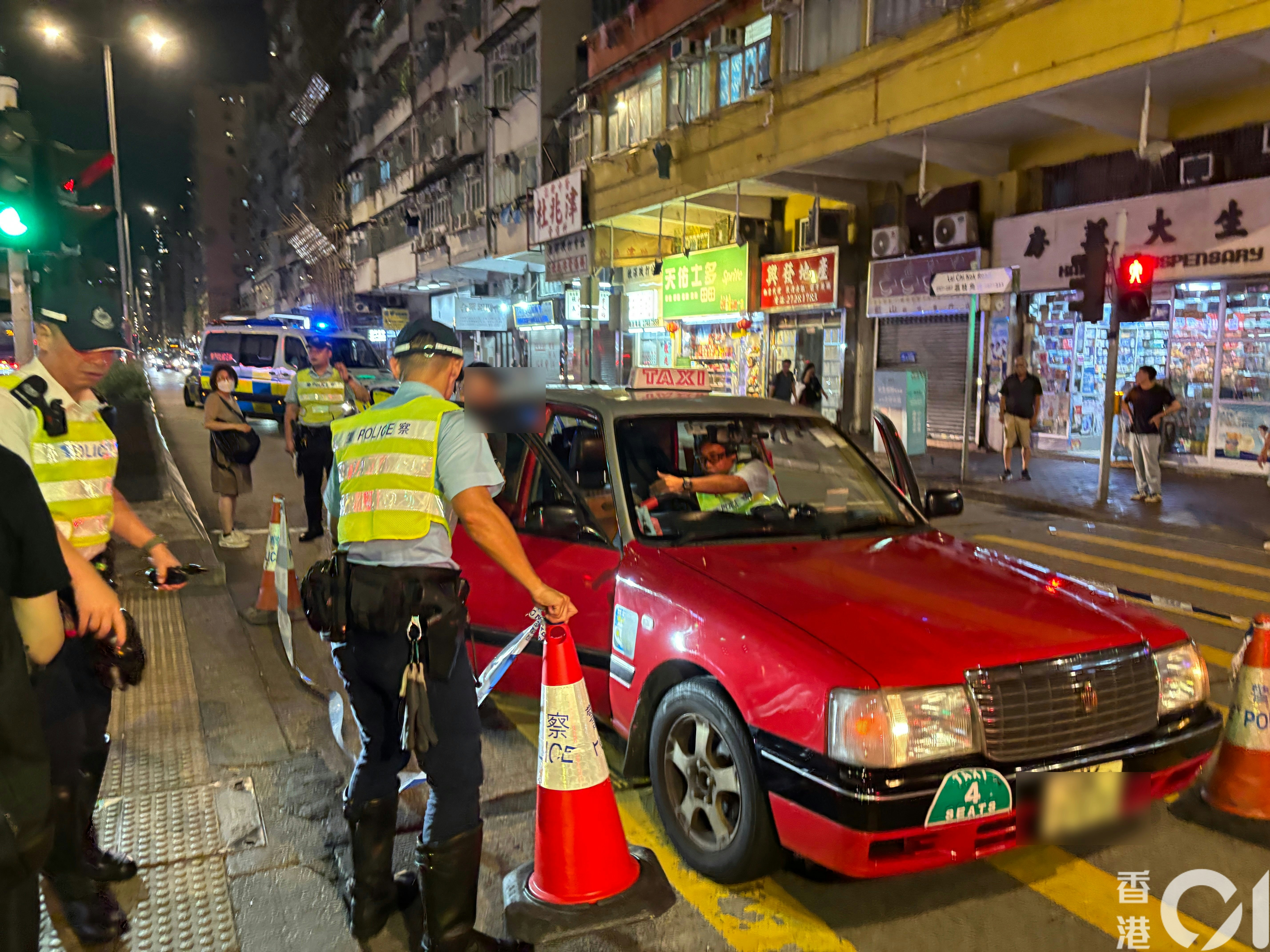 警方封鎖現埸，登上的士調查。（林振華攝）