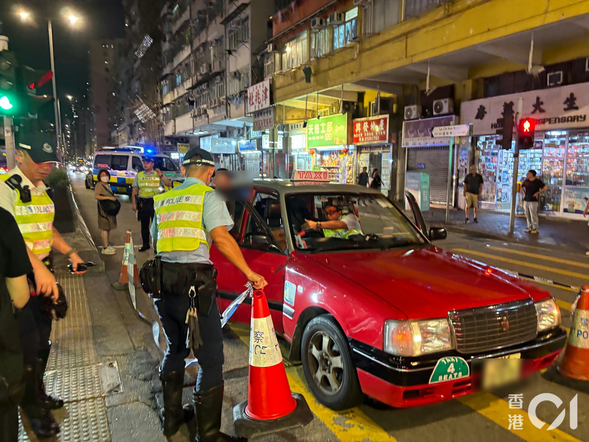 警方封鎖現埸,登上的士調查。(林振華攝) 警方封鎖現埸,登上的士調查。(林振華攝)