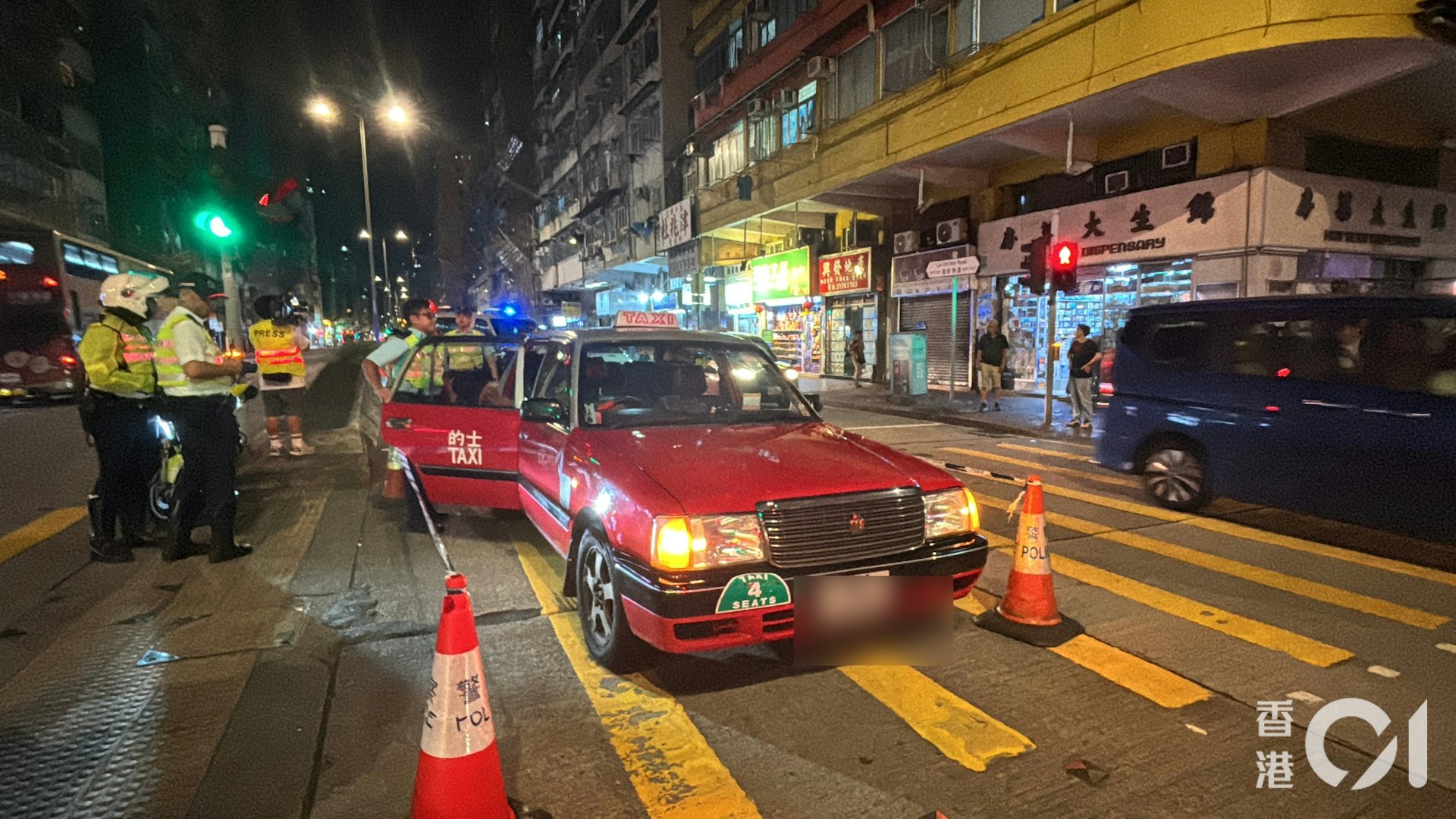 深水埗一名男途人捱的士撞昏迷送院。(林振華攝) 深水埗一名男途人捱的士撞昏迷送院。(林振華攝)