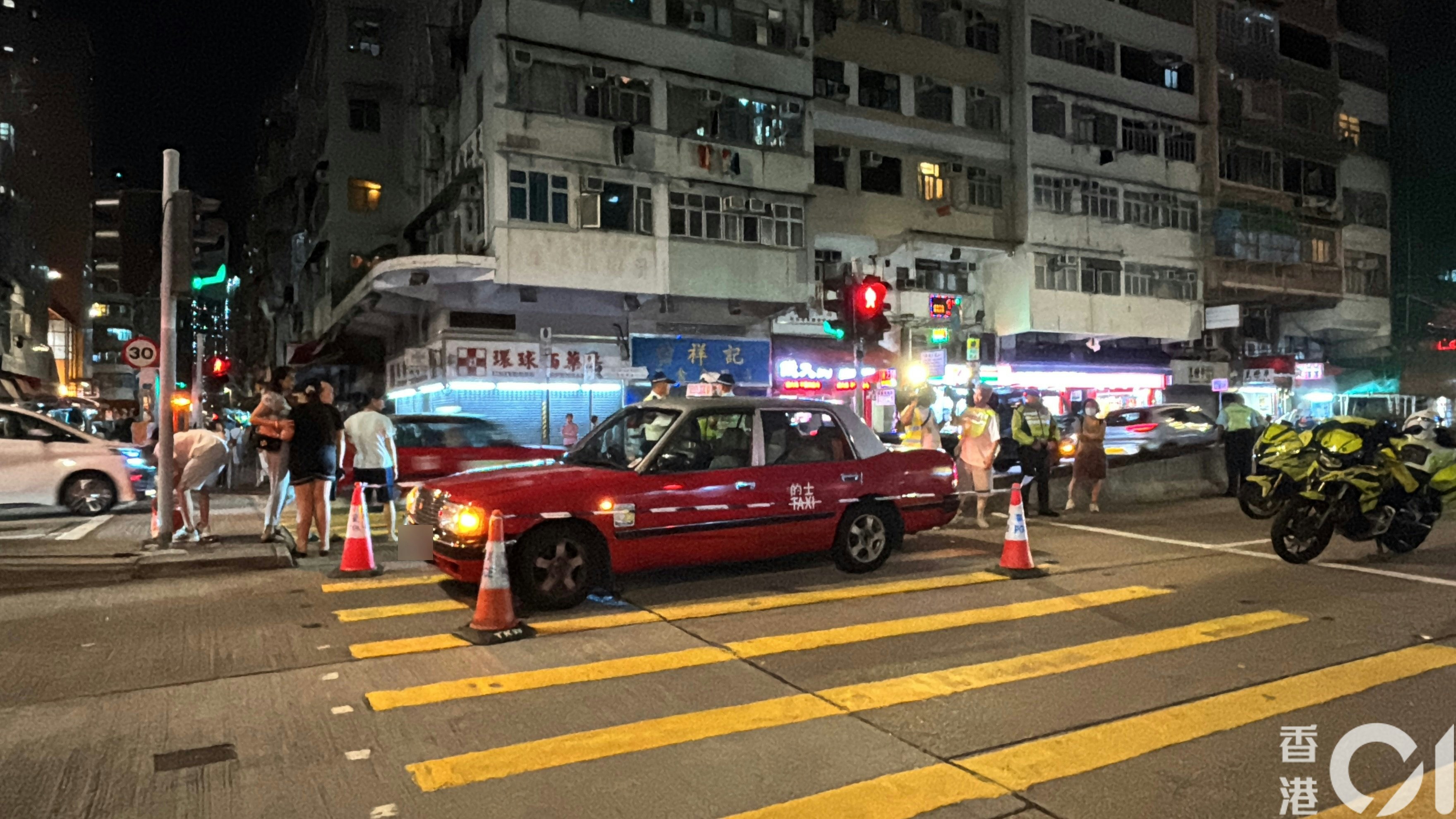 一輛的士駛經荔枝角道及北河街交界時，意外撞到一名男途人。（林振華攝）
