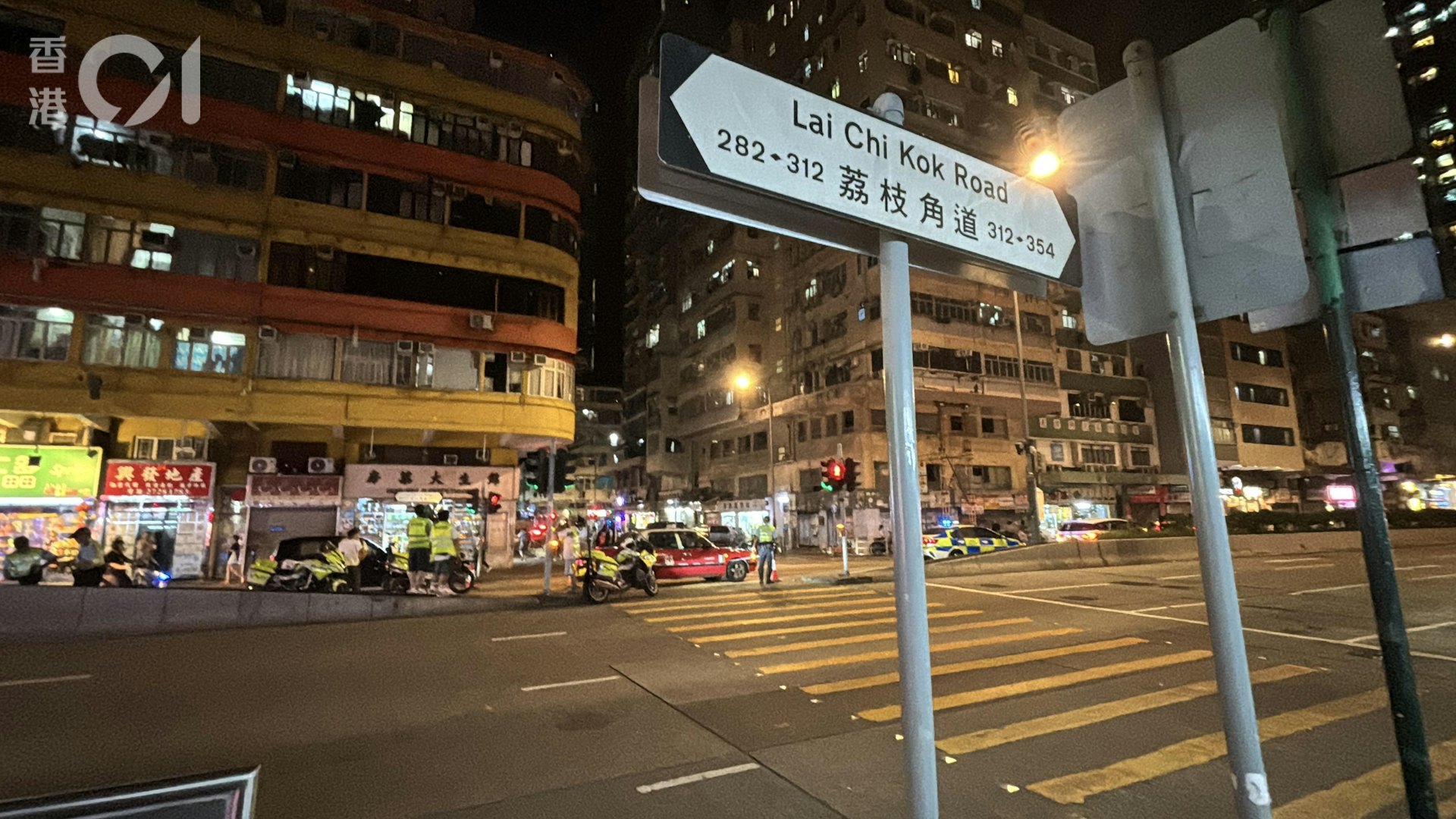 一輛的士駛經荔枝角道及北河街交界時,意外撞到一名男途人。(林振華攝) 一輛的士駛經荔枝角道及北河街交界時,意外撞到一名男途人。(林振華攝)