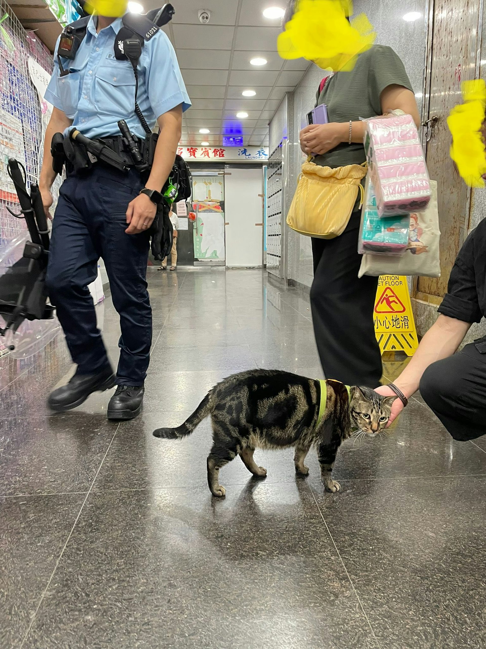 「貓店長」阻B身後有警員持盾牌行過。(圖片來源:阻B關注組) 「貓店長」阻B身後有警員持盾牌行過。(圖片來源:阻B關注組)