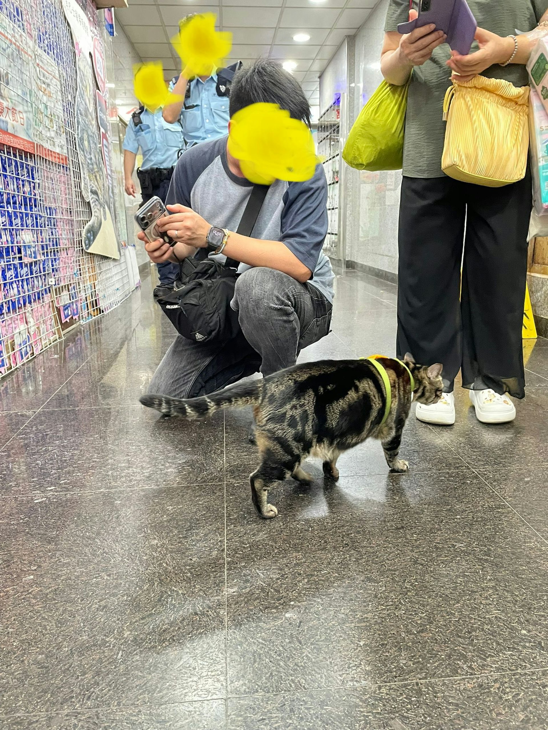 疑為便衣警員的男子蹲低身逗阻B玩。(圖片來源:阻B關注組) 疑為便衣警員的男子蹲低身逗阻B玩。(圖片來源:阻B關注組)
