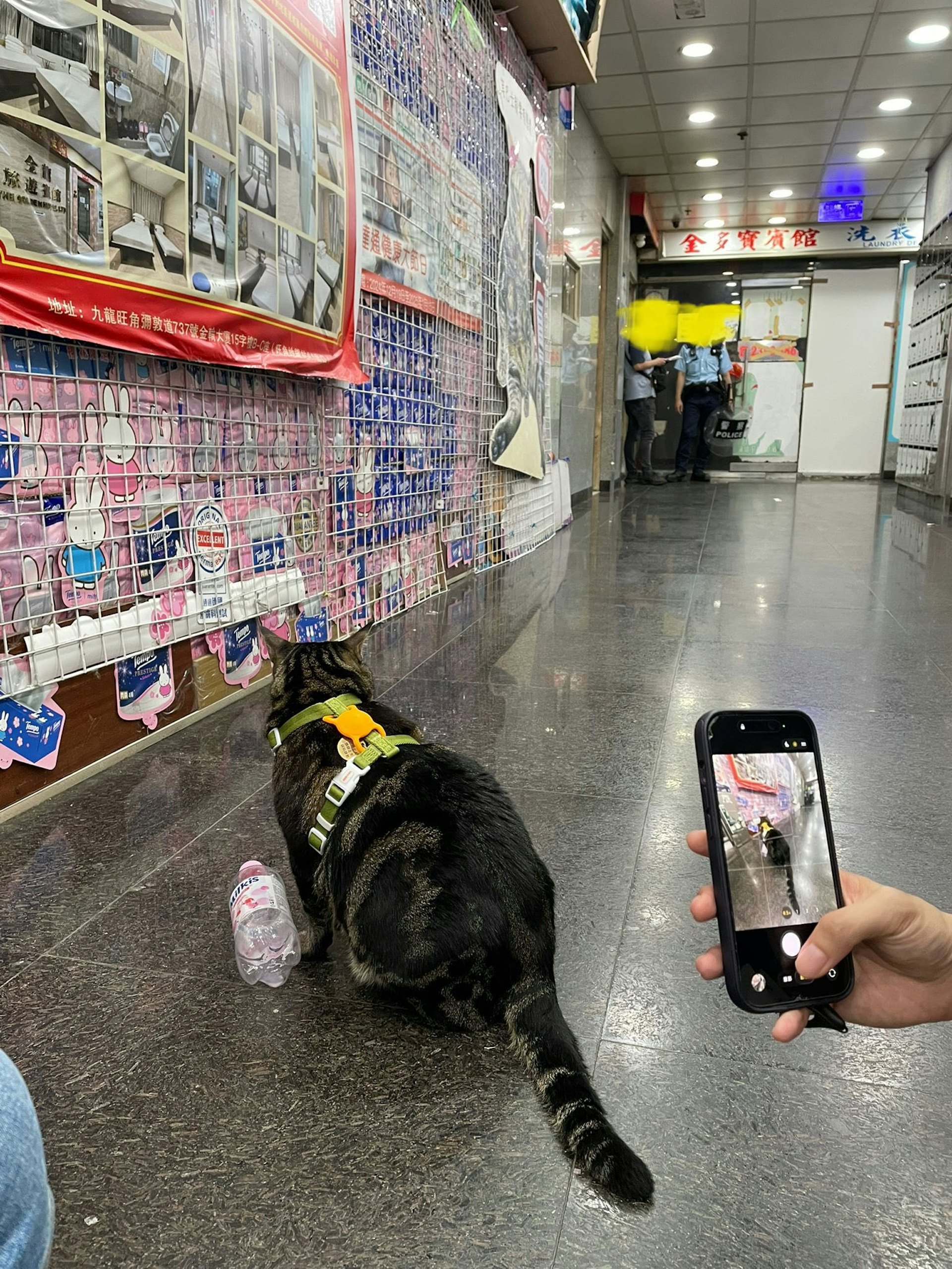 「貓店長」阻B身後有警員持盾牌行過。(圖片來源:阻B關注組) 「貓店長」阻B身後有警員持盾牌行過。(圖片來源:阻B關注組)