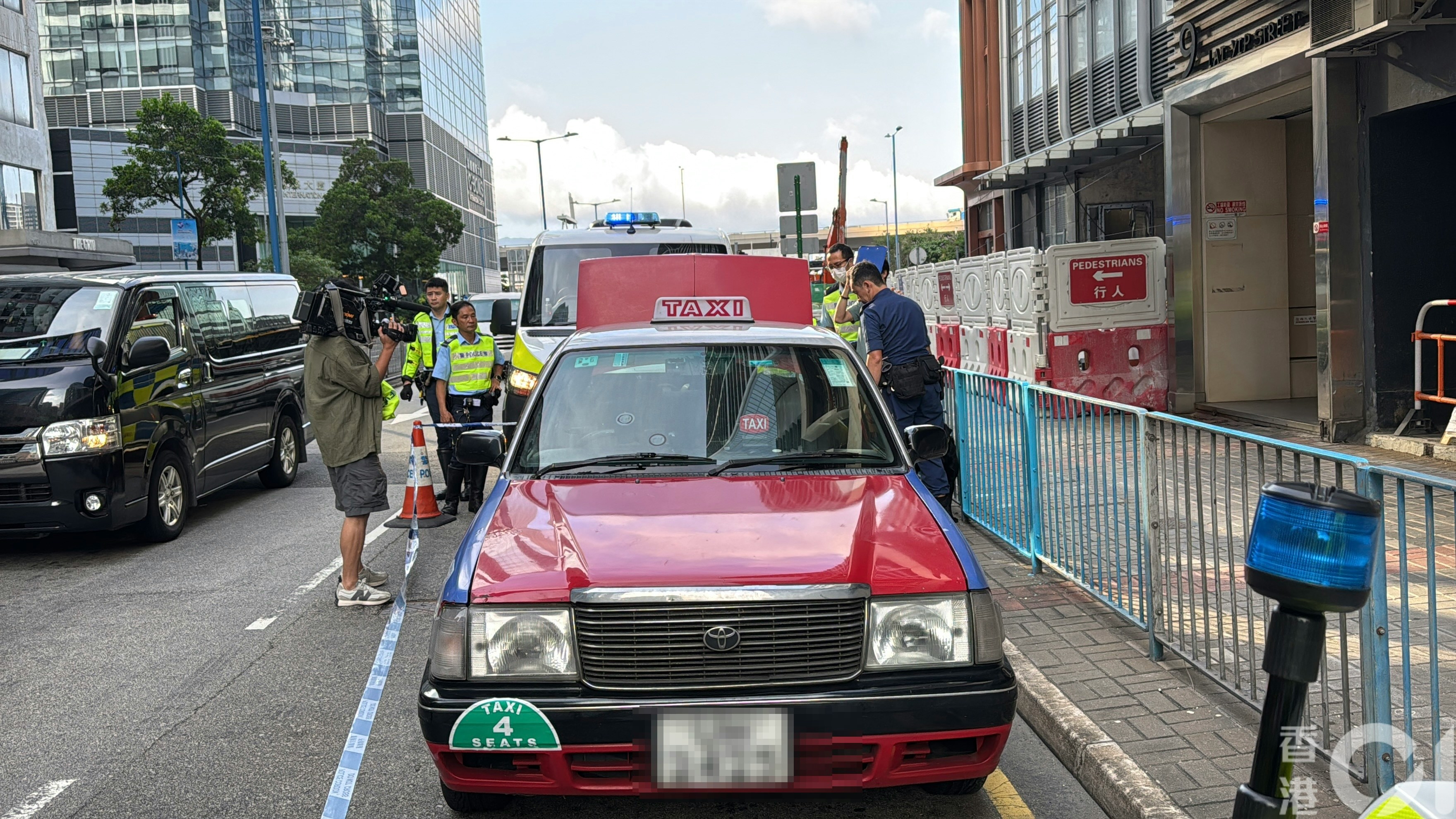 警員打開車尾冚搜查。（翁鈺輝攝）