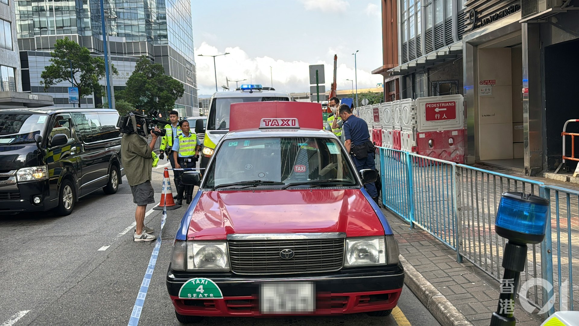 警員打開車尾冚搜查。(翁鈺輝攝) 警員打開車尾冚搜查。(翁鈺輝攝)