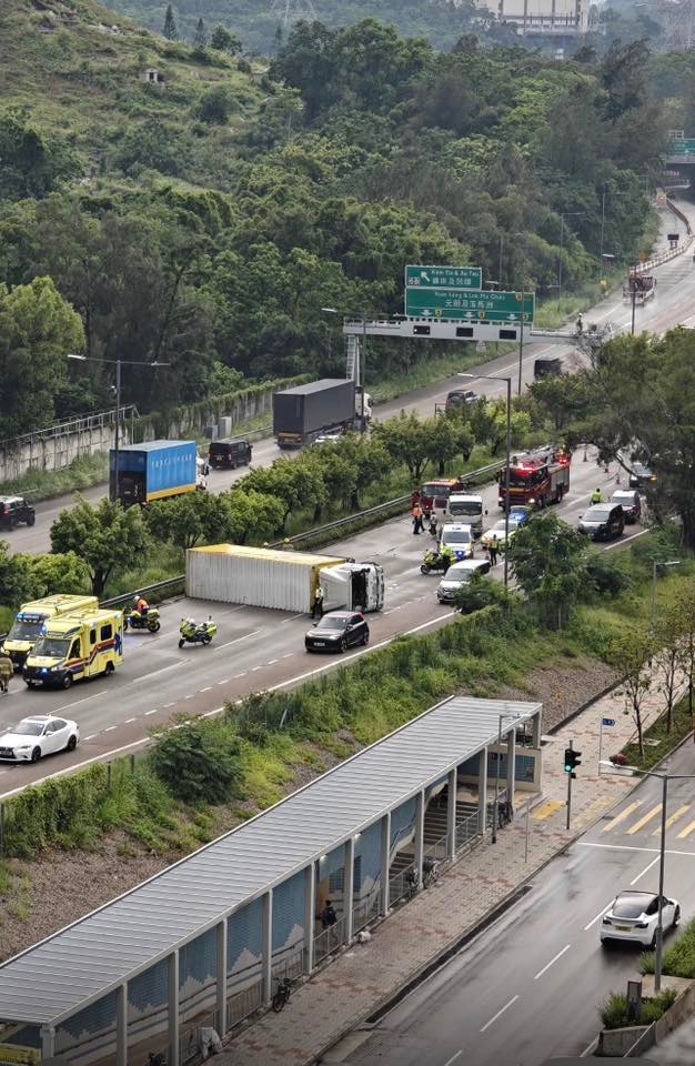 青朗公路出九龍近柏瓏對開有貨車與私家車相撞，貨車全車向右翻側，橫亘3條行車線。（Facebook Perry Lam)