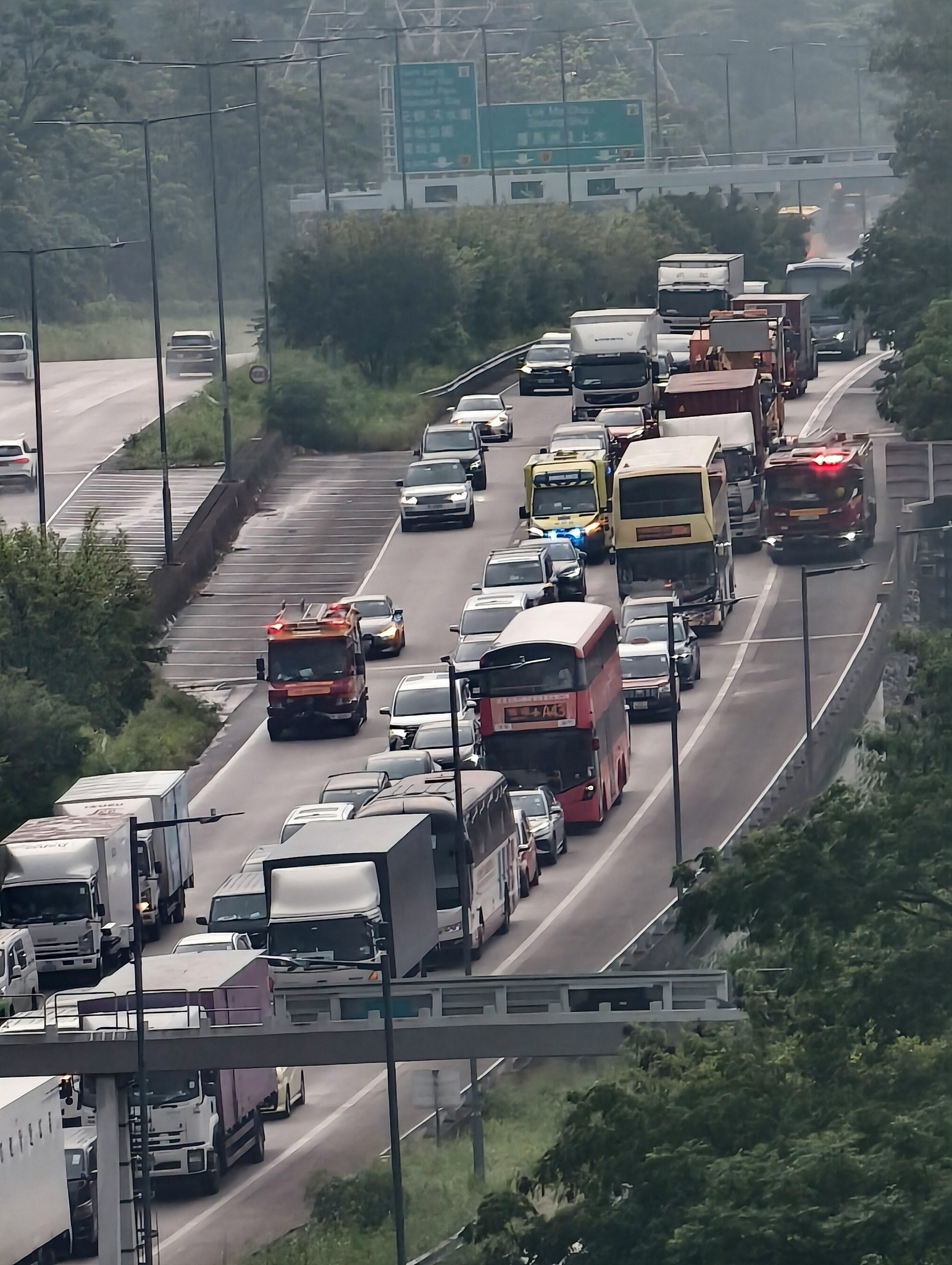 青朗公路出九龍近柏瓏對開有貨車與私家車相撞，現場交通擠塞。(Facebook  Kelvin Wong)