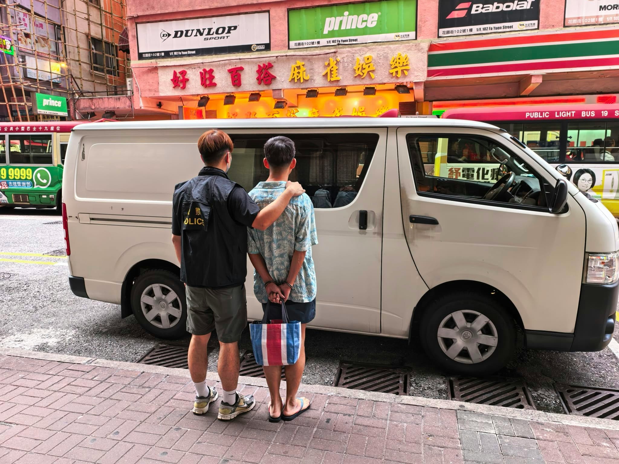 警方在旺角掃黃，於亞皆老街一店舖檢獲約3,200隻懷疑淫褻光碟，拘捕一名48歲男子。（警方提供）