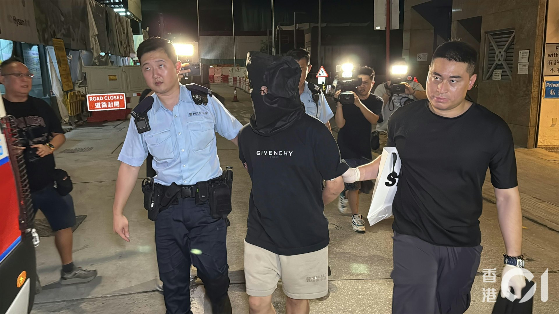 被捕司機黑布蒙頭,被帶上警車。(李家傑攝) 被捕司機黑布蒙頭,被帶上警車。(李家傑攝)