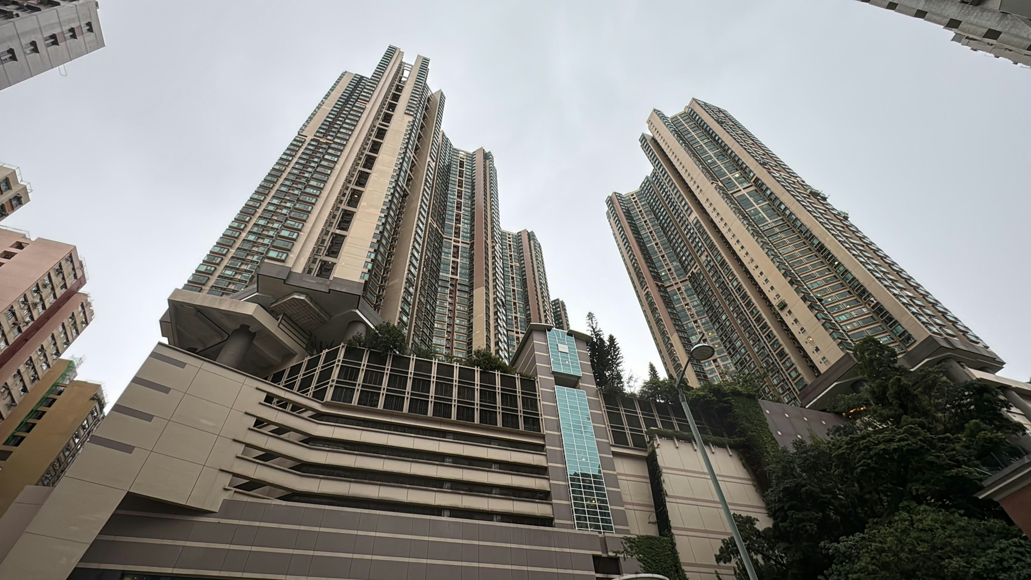 寶翠園6座有吊船懷疑故障，6名工人一度被困。（翁鈺輝攝）