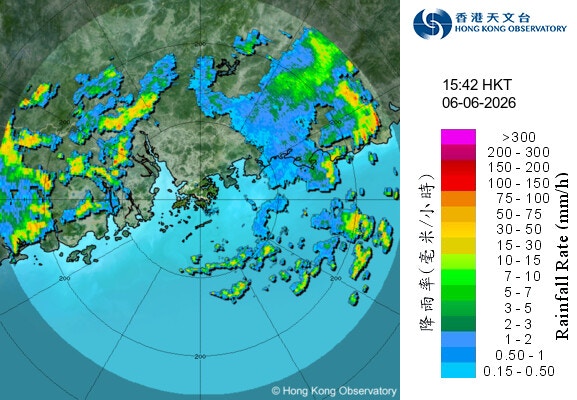 天文台6月6日下午15:42的天氣雷達圖像顯示，本港鄰近沒有大雷雨區，不過整個廣東沿岸，則有多個大大小小的雷雨區發展。（天文台圖片）