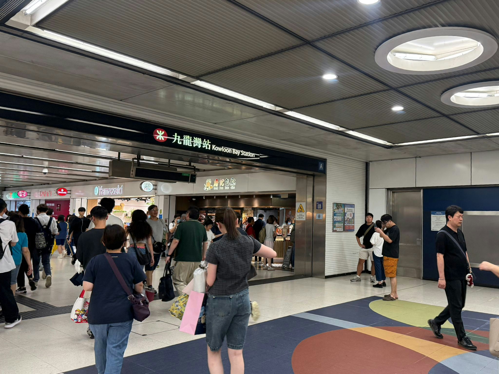 港鐵自2023年1月推出「腦友守護」計劃，港鐵自動收費系統當辨識到走失的腦退化症人士及長者時，會發出提示。港鐵透過此安排，助劉女士在5月27日找回患有認知障礙症的夫丈。(港鐵圖片)