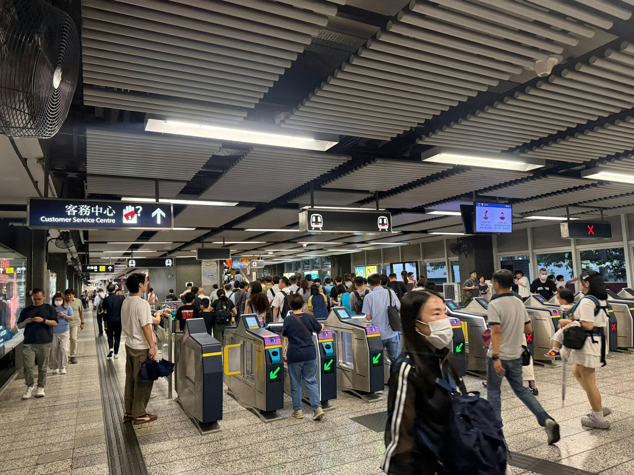 港鐵自2023年1月推出「腦友守護」計劃，港鐵自動收費系統當辨識到走失的腦退化症人士及長者時，會發出提示。港鐵透過此安排，助劉女士在5月27日找回患有認知障礙症的夫丈。(港鐵圖片)