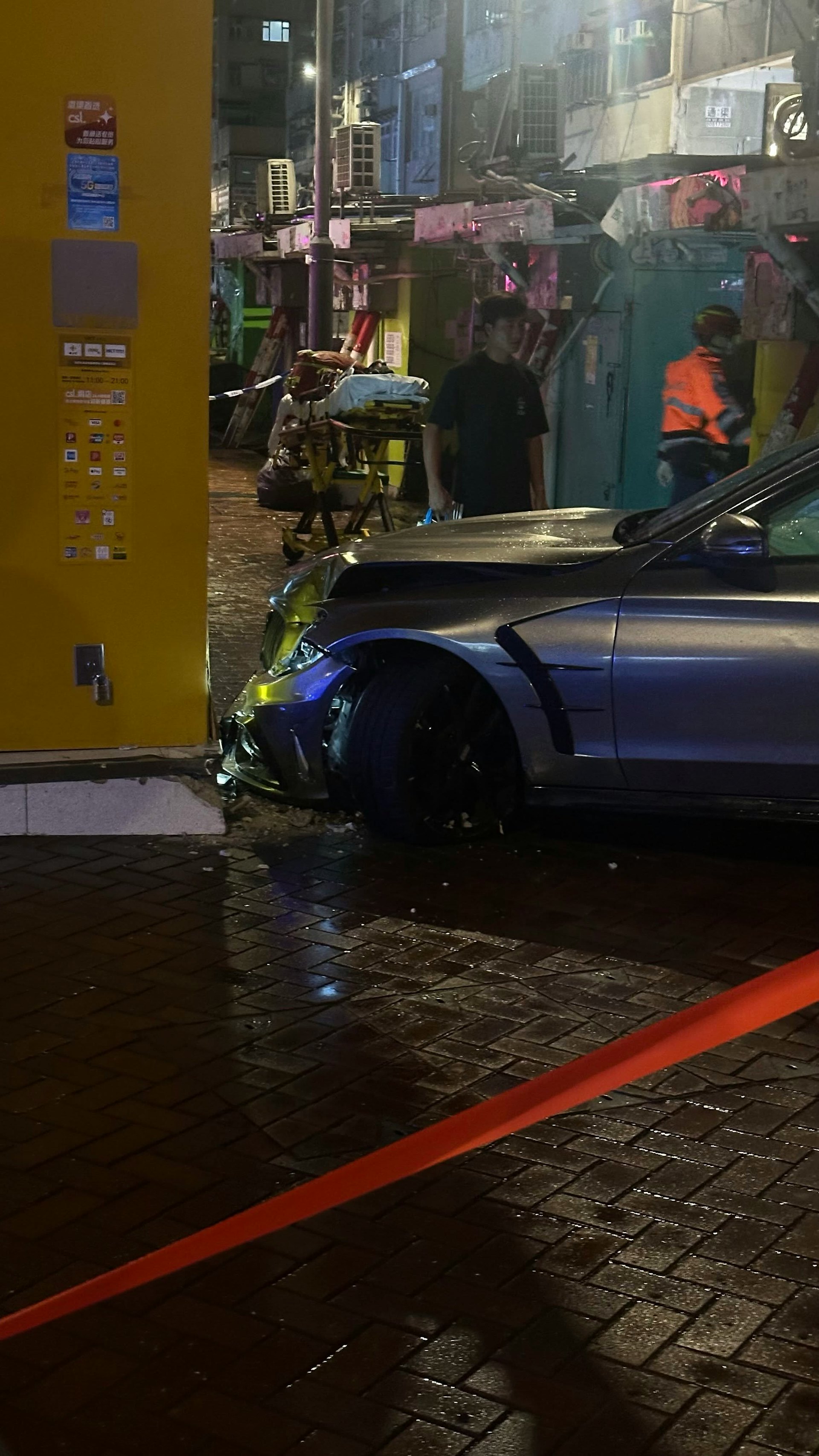 該輛私家車剷上行人路,車頭損毀,左邊貼住黃色地舖牆身。(Threads@ko.09_322圖片) 該輛私家車剷上行人路,車頭損毀,左邊貼住黃色地舖牆身。(Threads@ko.09_322圖片)