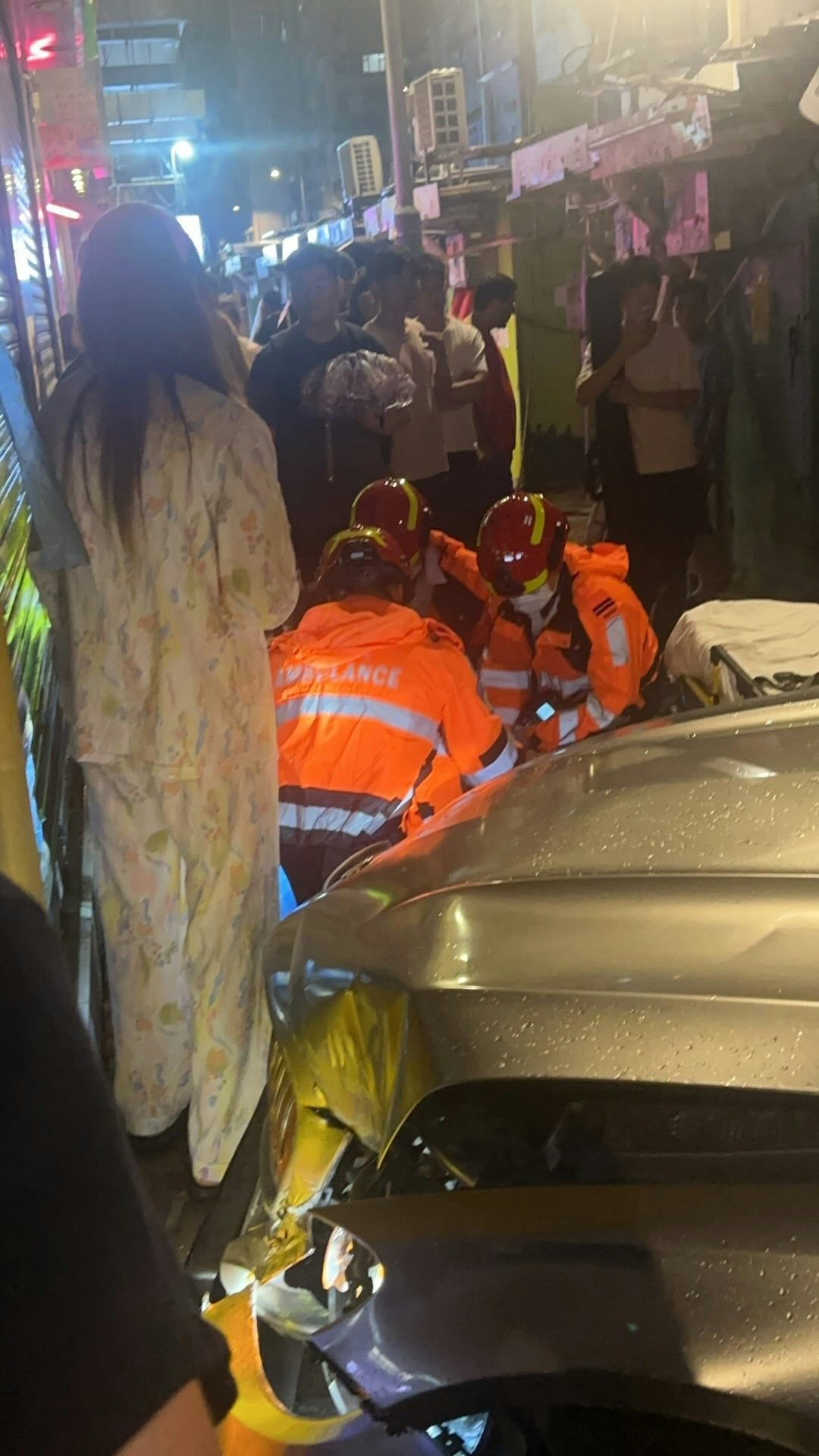 該輛私家車剷上行人路，車頭損毀，有一名身穿睡衣的女子站在車旁。（Threads@ko.09_322圖片）
