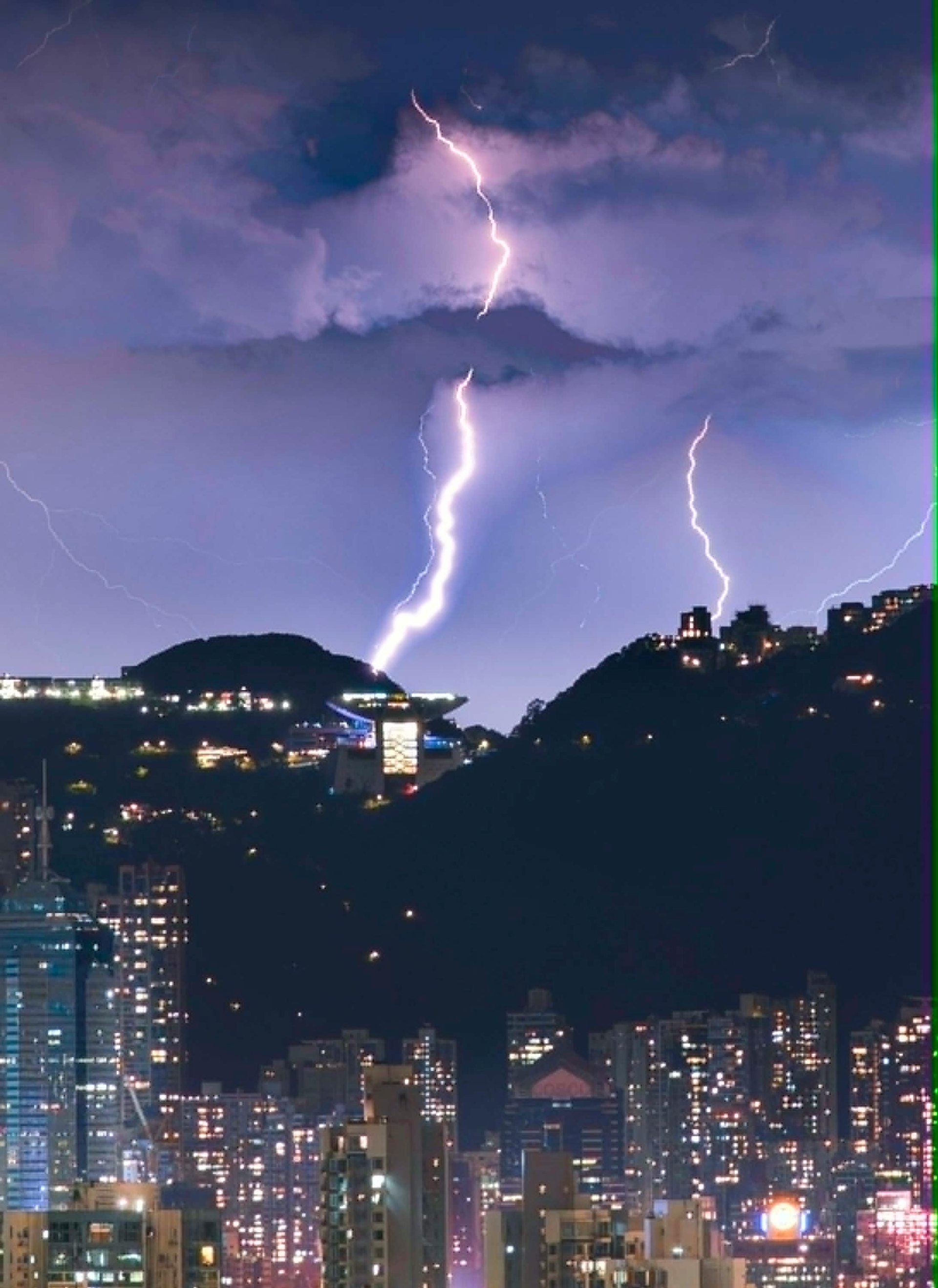 6月6日晚上再次有強雷雨區影響本港,天文台錄得數千次閃電,有不少市民拍攝。圖為晚上拍攝山頂被雷擊中的情況。(Derek Ho拍攝及提供/Facebook專頁「社區天氣觀測計劃 CWOS」圖片) 6月6日晚上再次有強雷雨區影響本港,天文台錄得數千次閃電,有不少市民拍攝。圖為晚上拍攝山頂被雷擊中的情況。(Derek Ho拍攝及提供/Facebook專頁「社區天氣觀測計劃 CWOS」圖片)