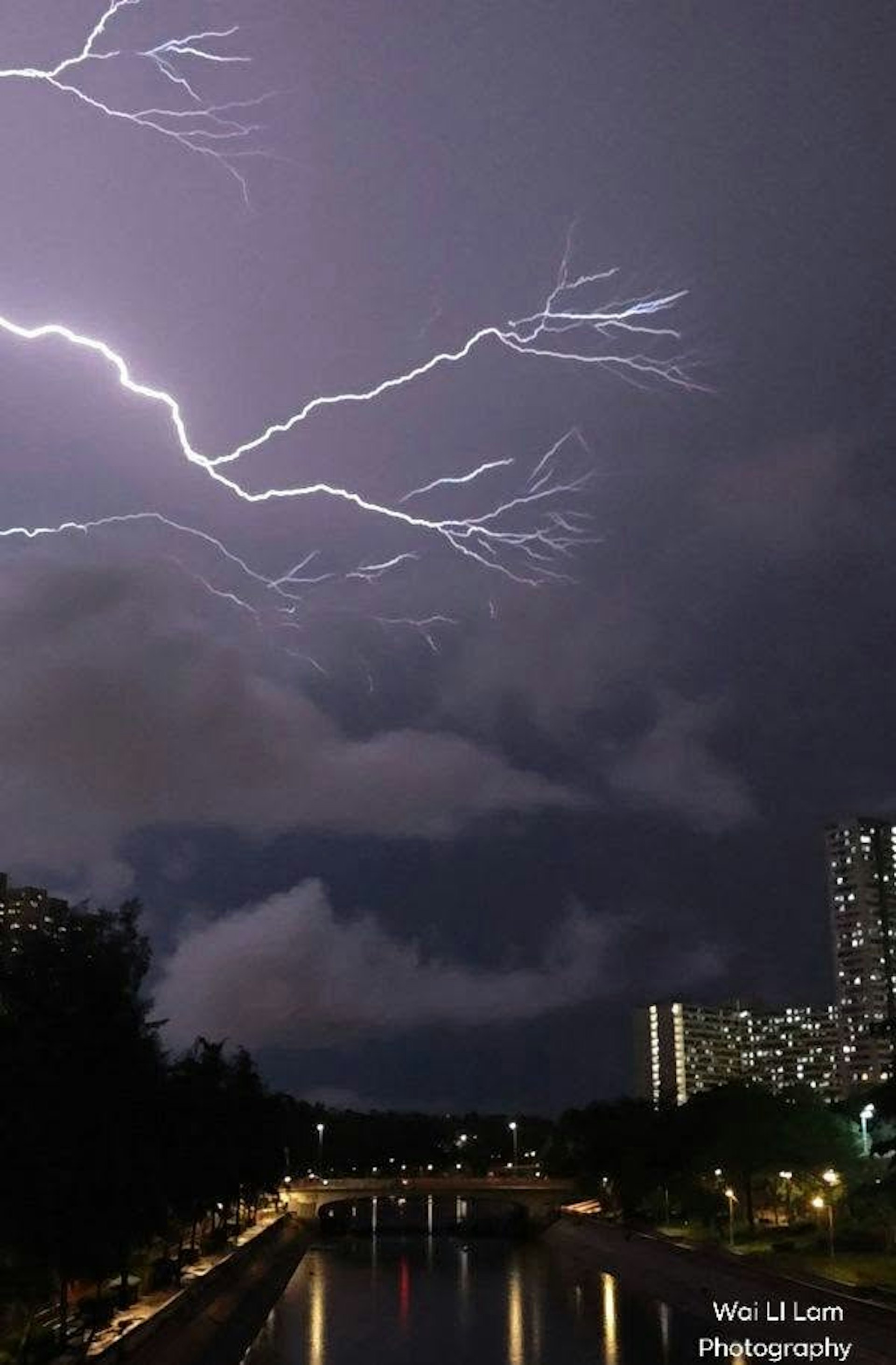 6月6日晚上再次有強雷雨區影響本港,天文台錄得數千次閃電,有不少市民拍攝。圖為晚上20:45在大埔拍攝。(Wai LI Lam拍攝及提供/Facebook專頁「社區天氣觀測計劃 CWOS」圖片) 6月6日晚上再次有強雷雨區影響本港,天文台錄得數千次閃電,有不少市民拍攝。圖為晚上20:45在大埔拍攝。(Wai LI Lam拍攝及提供/Facebook專頁「社區天氣觀測計劃 CWOS」圖片)