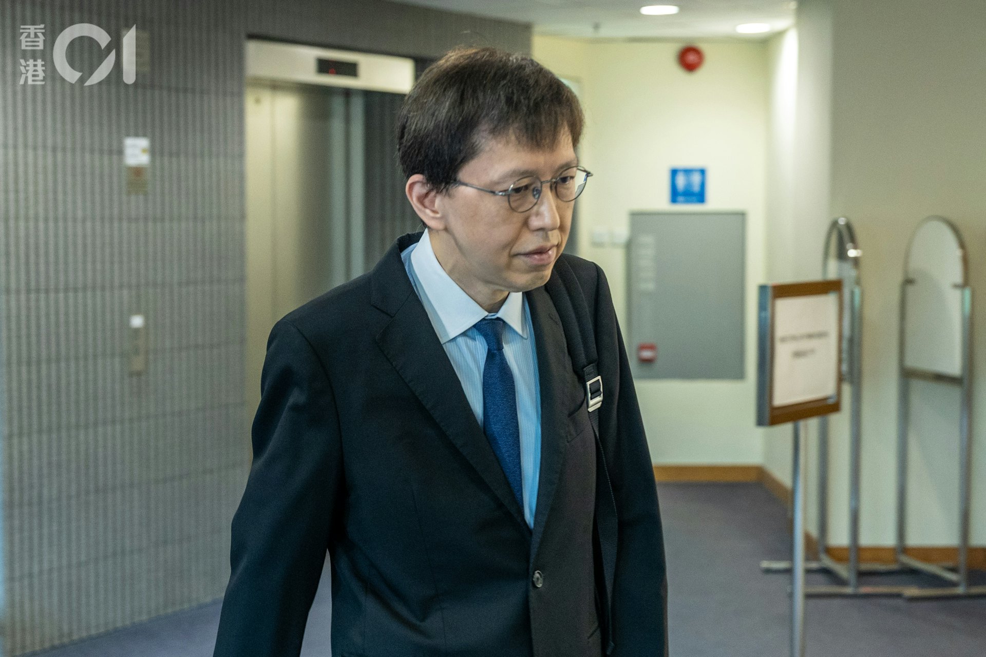 2026年6月7日,醫委會雙非嬰兒腦癱案重啟進入結案陳詞,涉事兒科醫生薛守智出席應訊。(湯致遠攝) 2026年6月7日,醫委會雙非嬰兒腦癱案重啟進入結案陳詞,涉事兒科醫生薛守智出席應訊。(湯致遠攝)