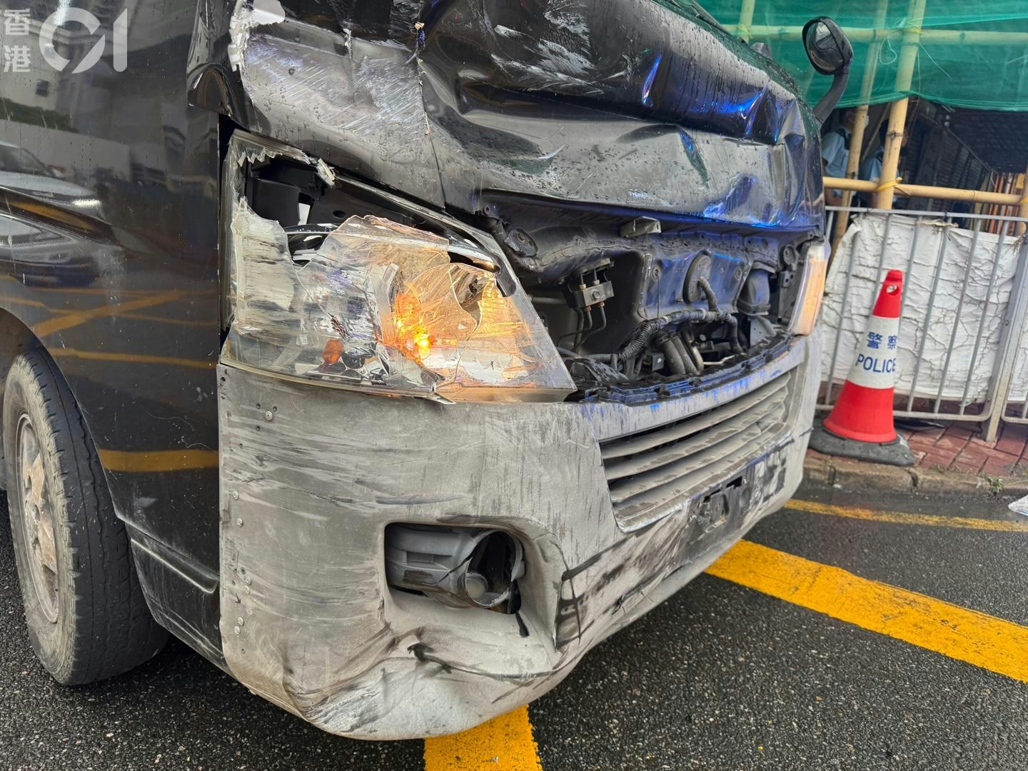 客貨車車頭嚴重損毀。（鄭嘉惠攝）