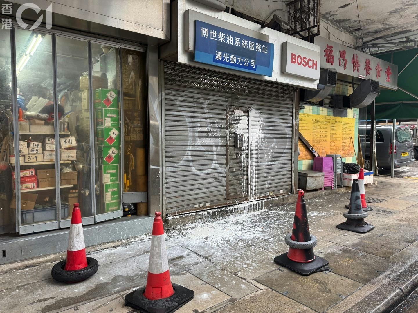 現場遺下大量白油。（鄭嘉惠攝）