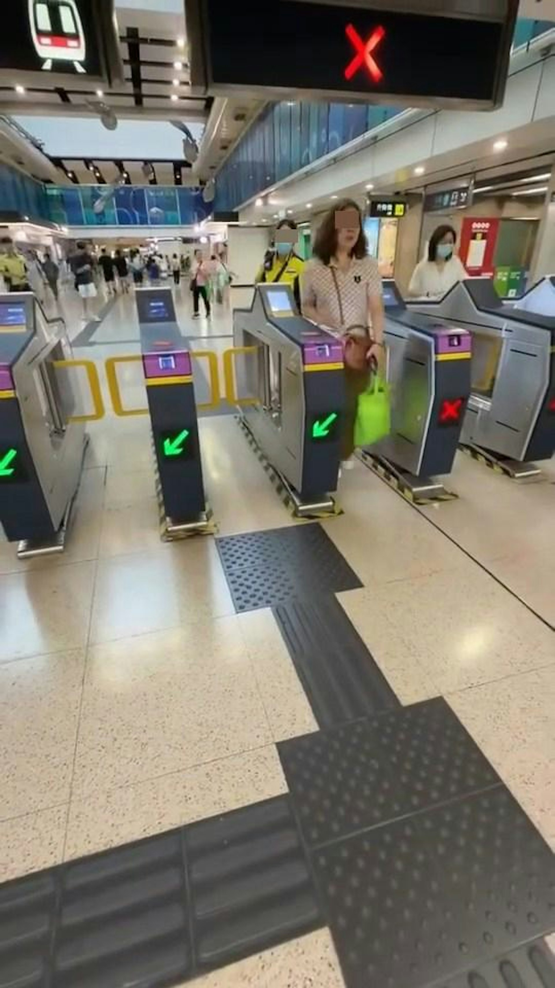 大媽慢慢出閘,後方有1名港鐵女職員緊隨。(Threads@iptszkinbb) 大媽慢慢出閘,後方有1名港鐵女職員緊隨。(Threads@iptszkinbb)