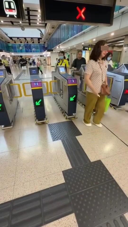 大媽慢慢出閘，後方有1名港鐵女職員緊隨。（Threads@iptszkinbb）