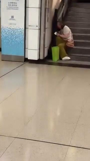 大媽坐在閘口旁邊樓梯大聲哭泣。（Threads@iptszkinbb）