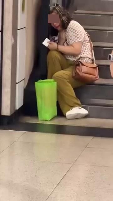 大媽坐在閘口旁邊樓梯大聲哭泣。（Threads@iptszkinbb）