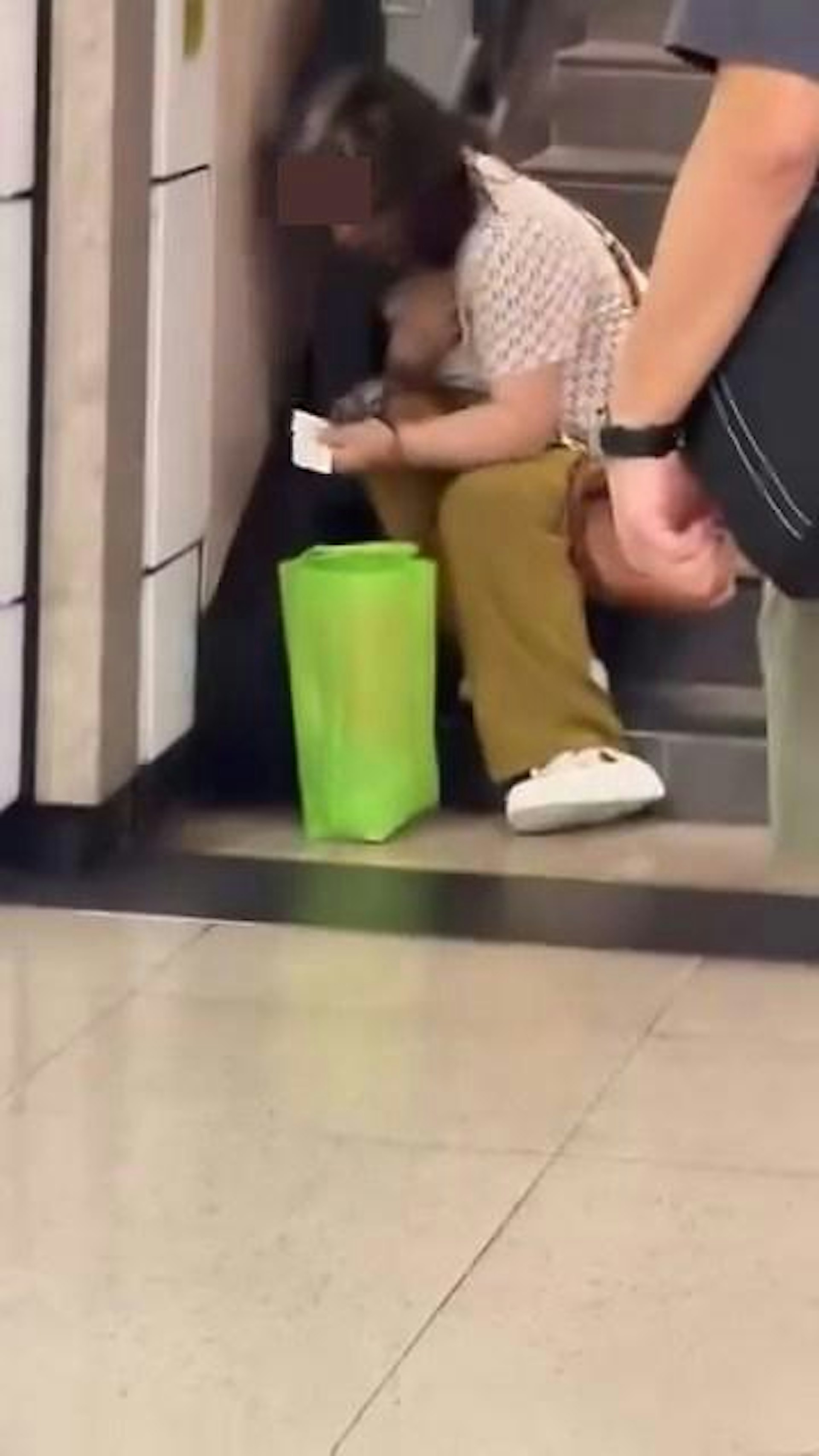 大媽坐在閘口旁邊樓梯大聲哭泣。(Threads@iptszkinbb) 大媽坐在閘口旁邊樓梯大聲哭泣。(Threads@iptszkinbb)