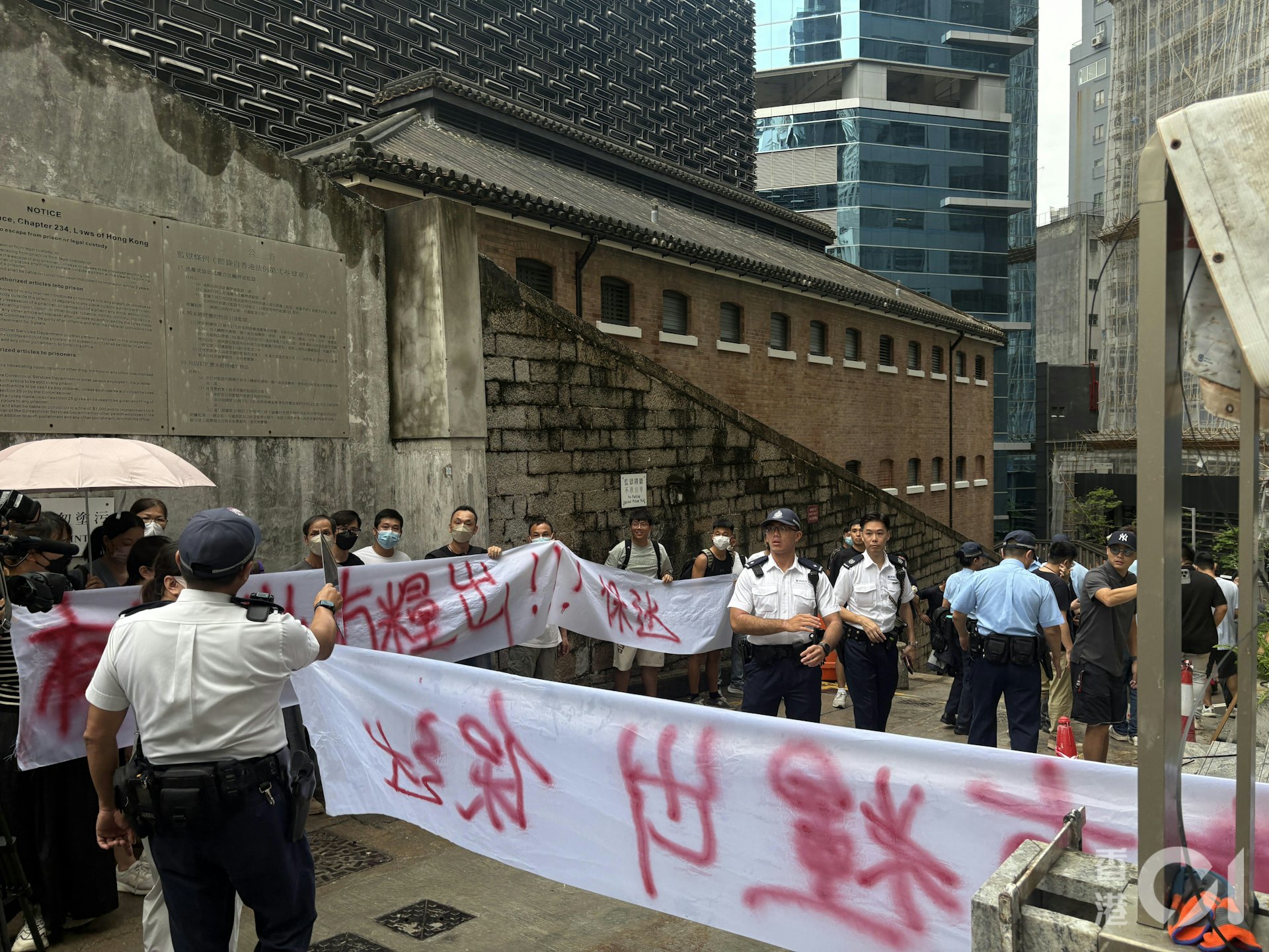 中環贊善裡一個地盤今(8日)早9時許有13男10女到場拉橫額申訴,包括地盤工人及清潔工。(陳佩瑩攝) 中環贊善裡一個地盤今(8日)早9時許有13男10女到場拉橫額申訴,包括地盤工人及清潔工。(陳佩瑩攝)