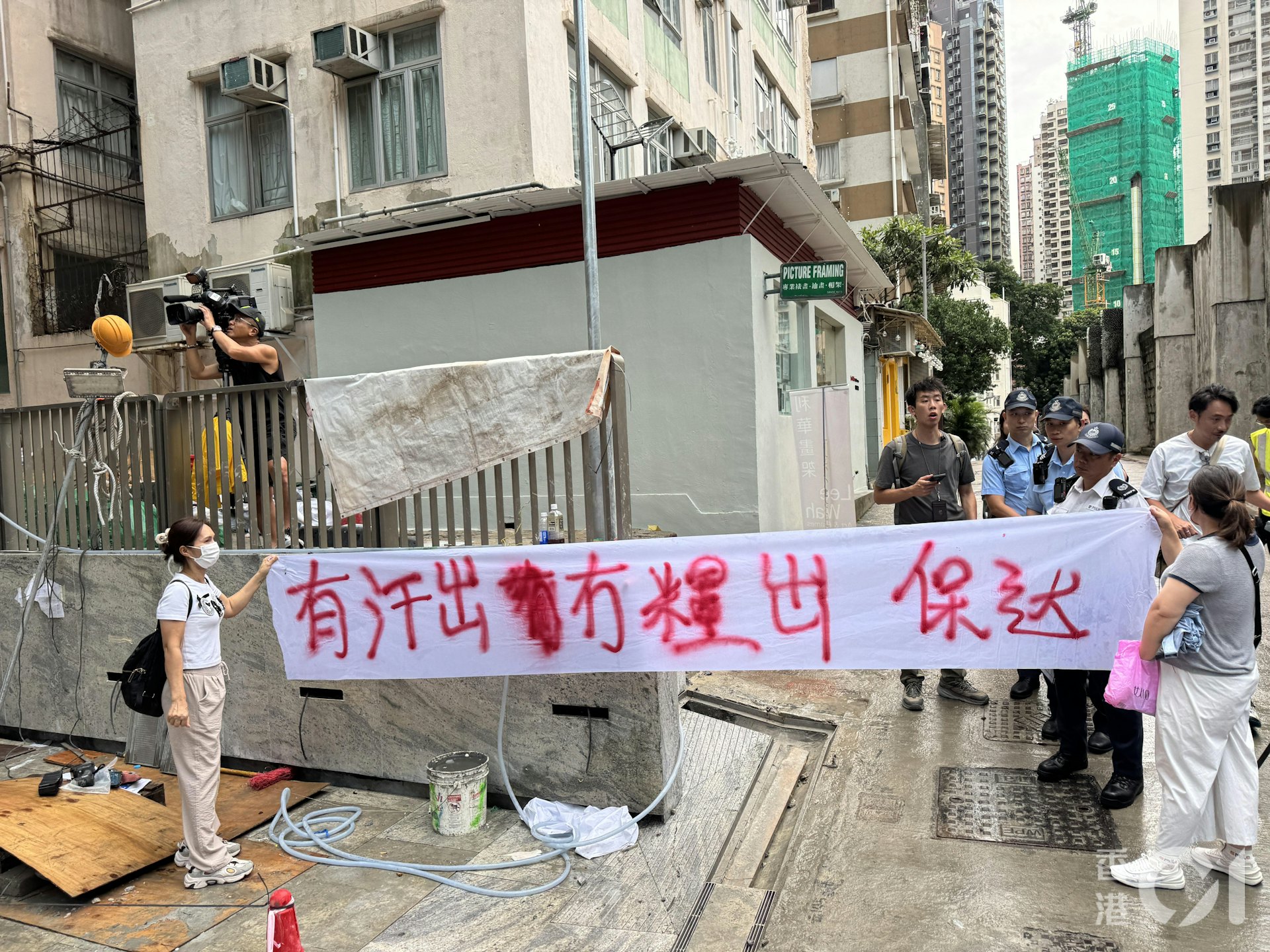 中環贊善裡一個地盤今(8日)早9時許有13男10女到場拉橫額申訴,包括地盤工人及清潔工。(陳佩瑩攝) 中環贊善裡一個地盤今(8日)早9時許有13男10女到場拉橫額申訴,包括地盤工人及清潔工。(陳佩瑩攝)