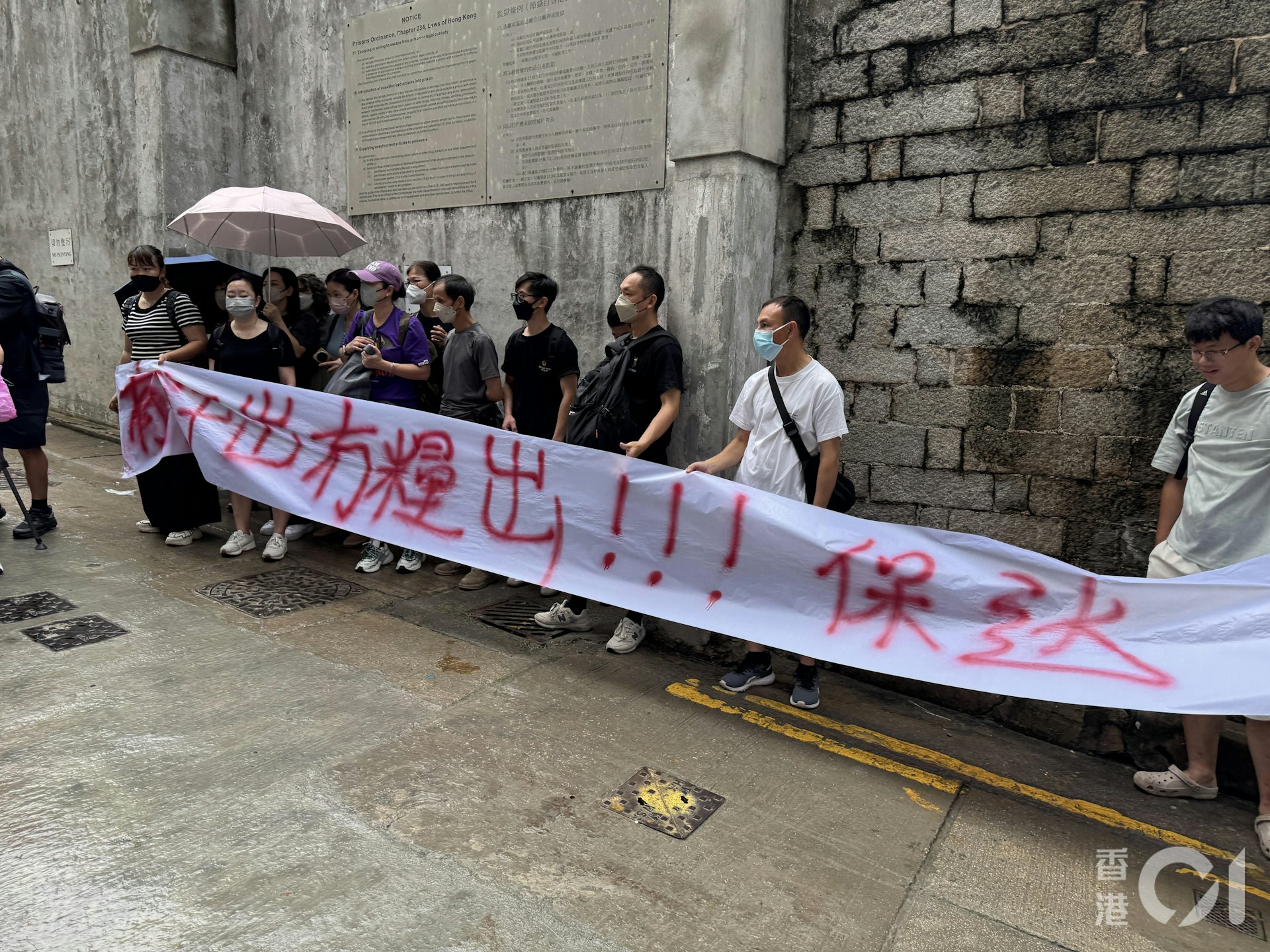 中環贊善裡一個地盤今早(8日)9時許有13男10女工人到場拉橫額申訴,包括地盤工人及清潔工。(陳佩瑩攝) 中環贊善裡一個地盤今早(8日)9時許有13男10女工人到場拉橫額申訴,包括地盤工人及清潔工。(陳佩瑩攝)