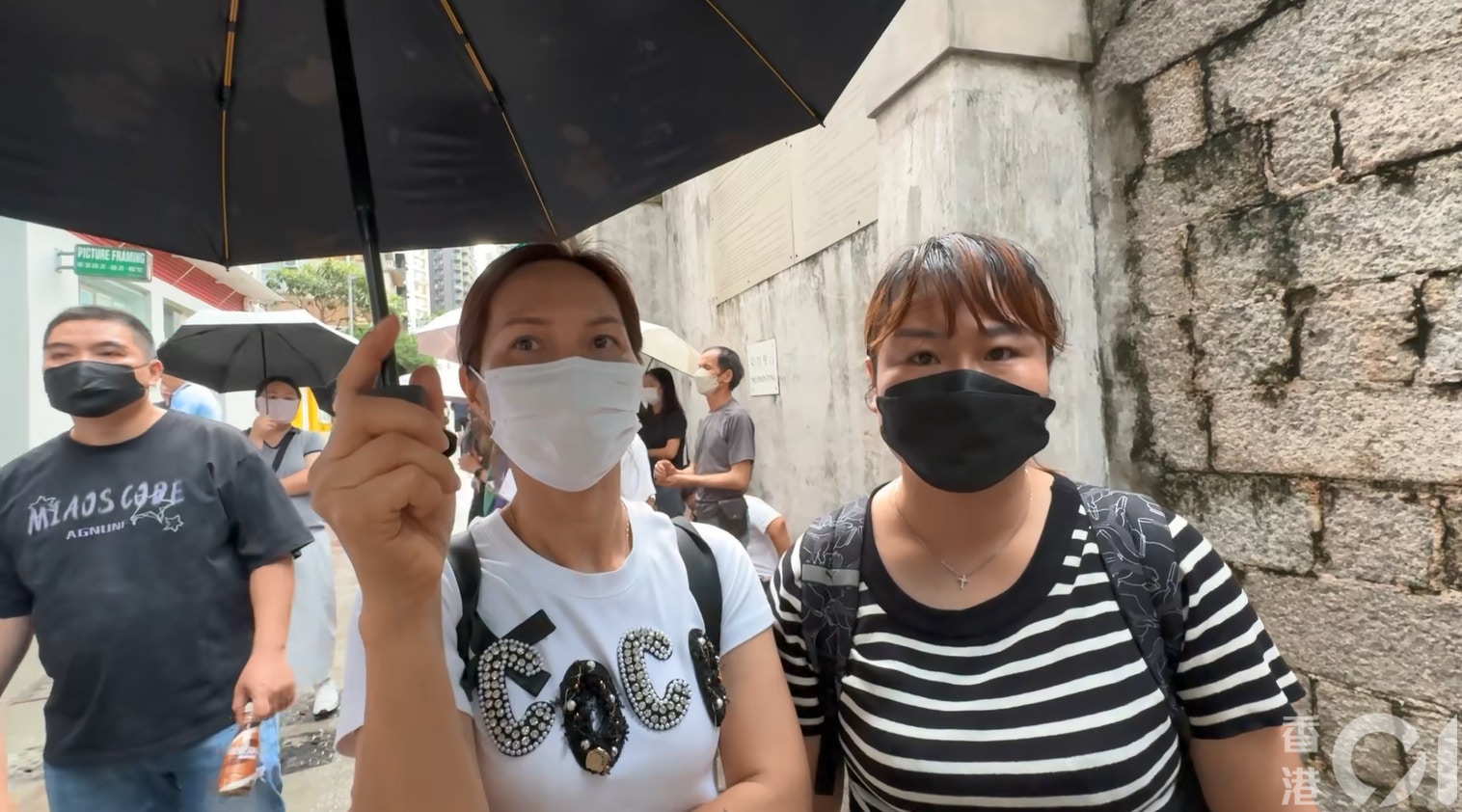 負責噴油工作的鄭小姐及彭小姐受訪。（蔡正邦攝）